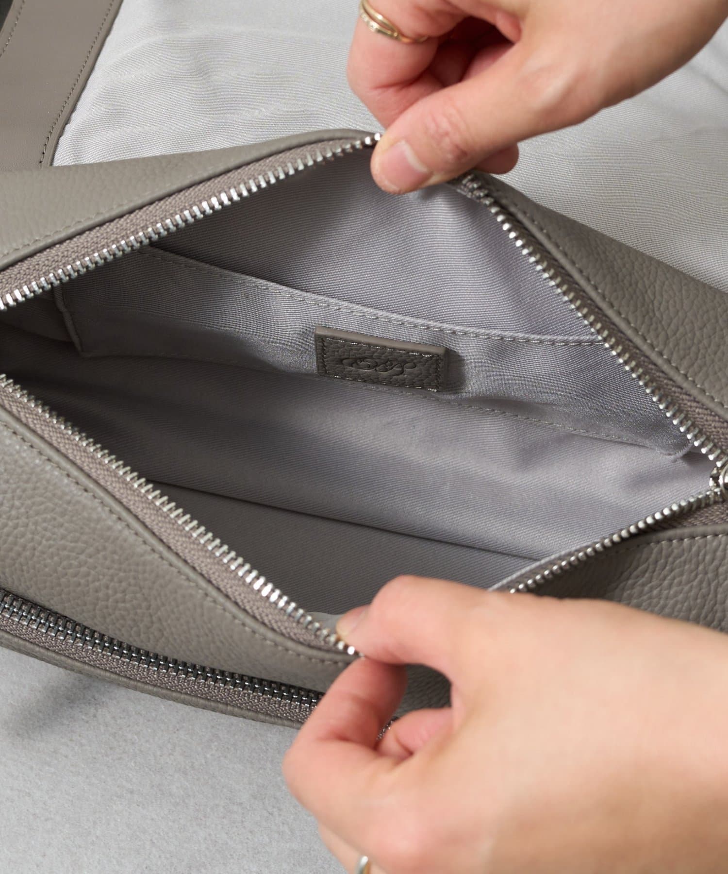 BEARDSLEY(ビアズリー) 《本革》ドットボディバッグ　