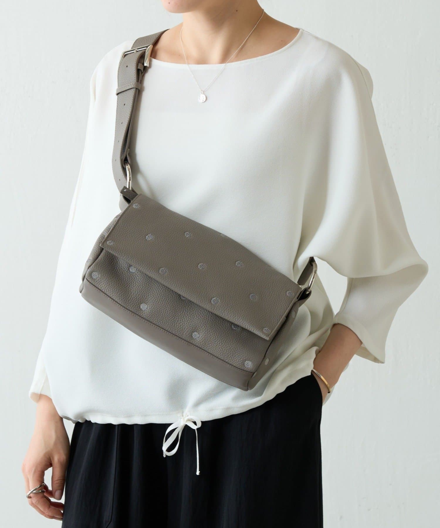 BEARDSLEY(ビアズリー) 《本革》ドットボディバッグ　