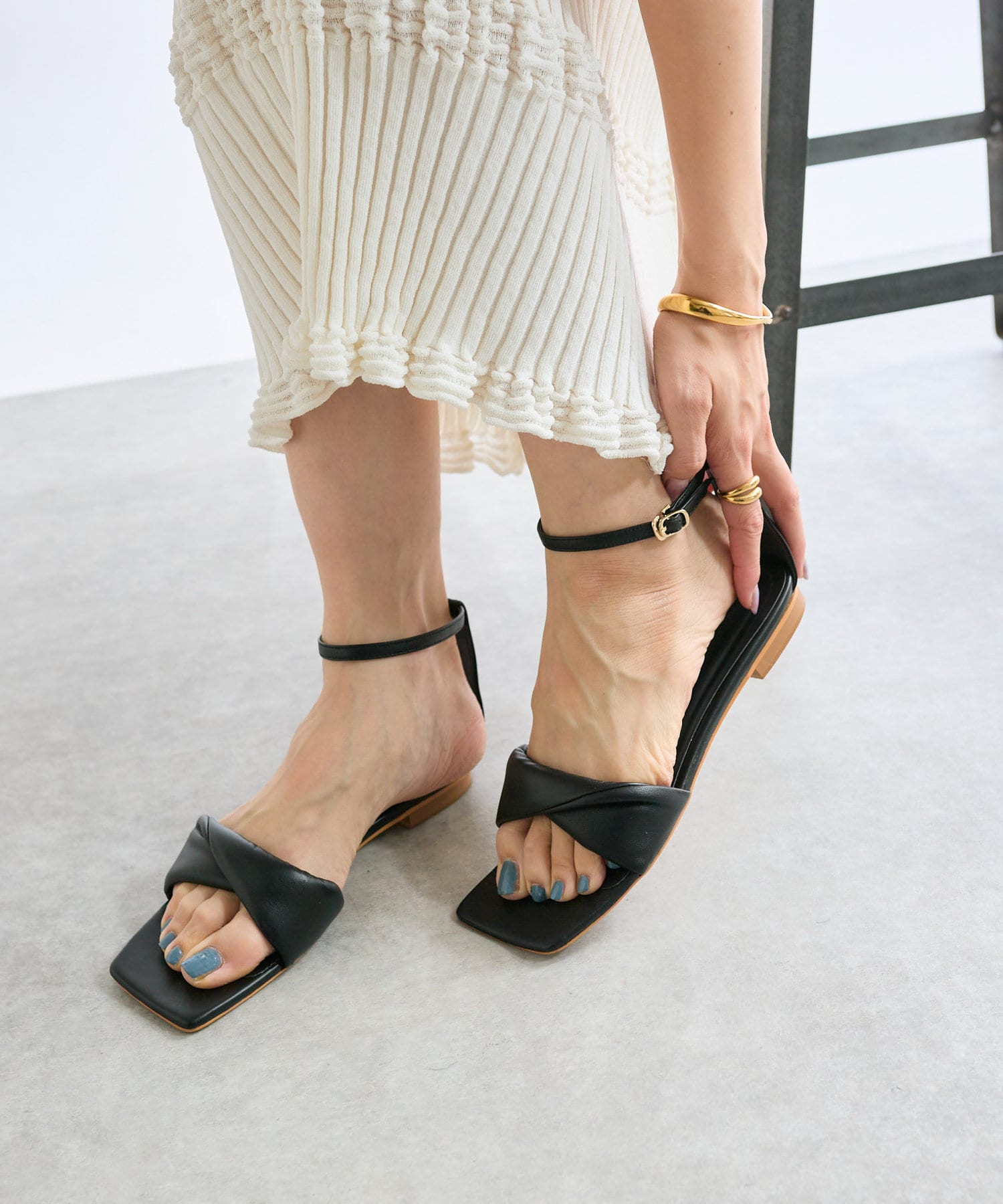 RIVE DROITE】フラッフィーツイストフラットサンダル | OUTLET