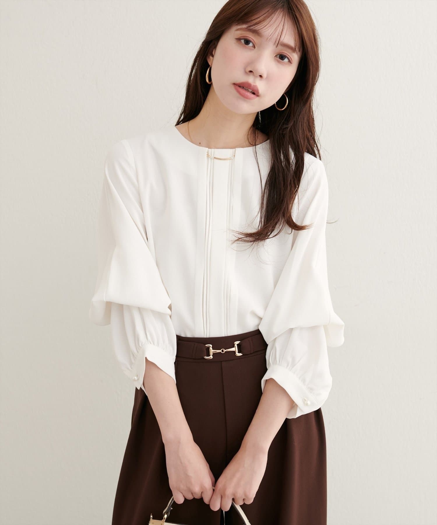 NICE CLAUP / OLIVE des OLIVE OUTLET(ナイスクラップ  / オリーブ デ オリーブ アウトレット) 【EVERY.VERY niceclaup】ゴールドバー付き袖くしゅ２WAYブラウス