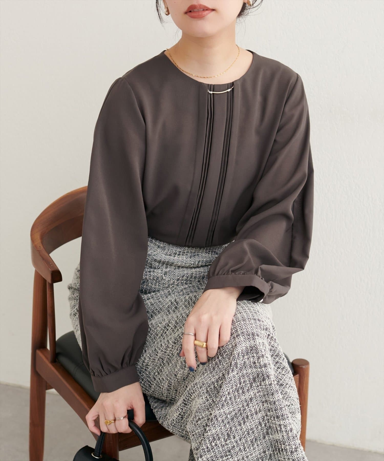 NICE CLAUP / OLIVE des OLIVE OUTLET(ナイスクラップ  / オリーブ デ オリーブ アウトレット) 【EVERY.VERY niceclaup】ゴールドバー付き袖くしゅ２WAYブラウス