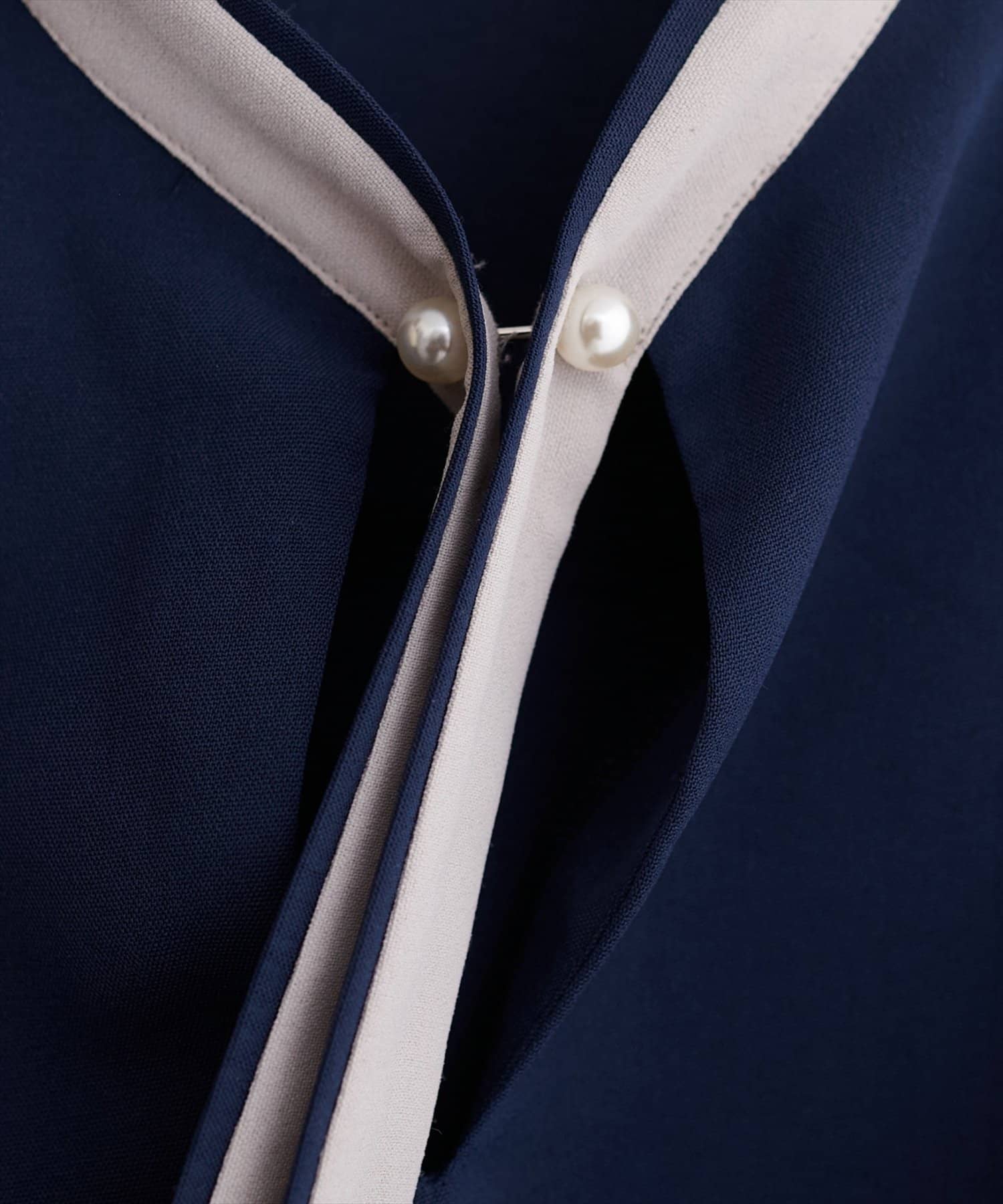 natural couture(ナチュラルクチュール) 配色ボータイパールピンブラウス