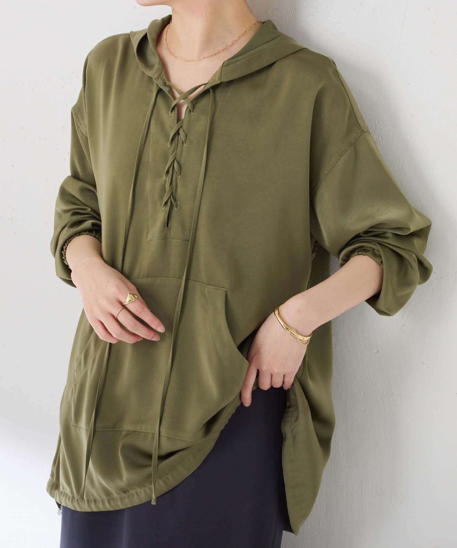 COLLAGE GALLARDAGALANTE(コラージュ ガリャルダガランテ) 【サテンで上品見え】レースアップアノラックブラウス