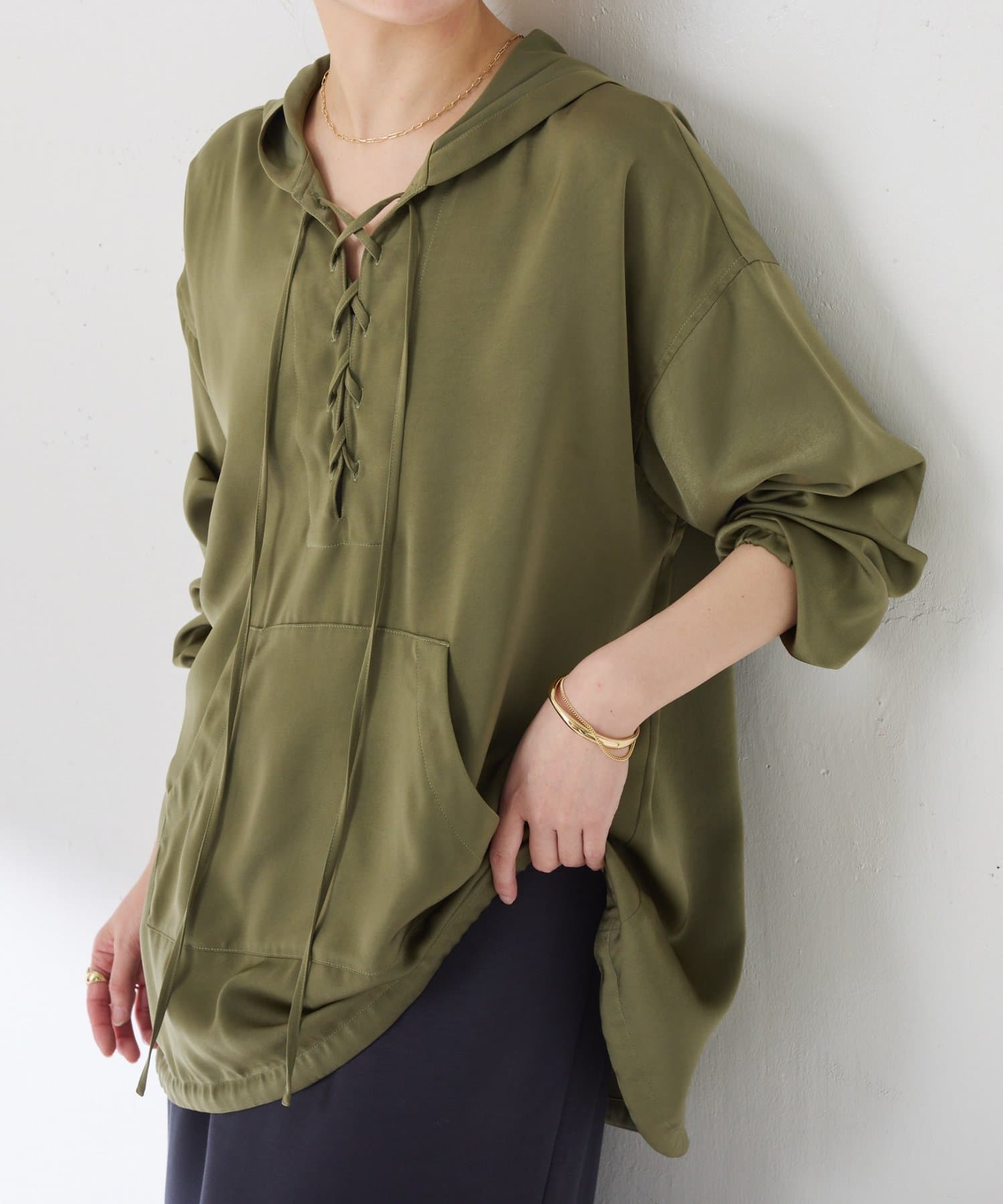 COLLAGE GALLARDAGALANTE(コラージュ ガリャルダガランテ) 【サテンで上品見え】レースアップアノラックブラウス