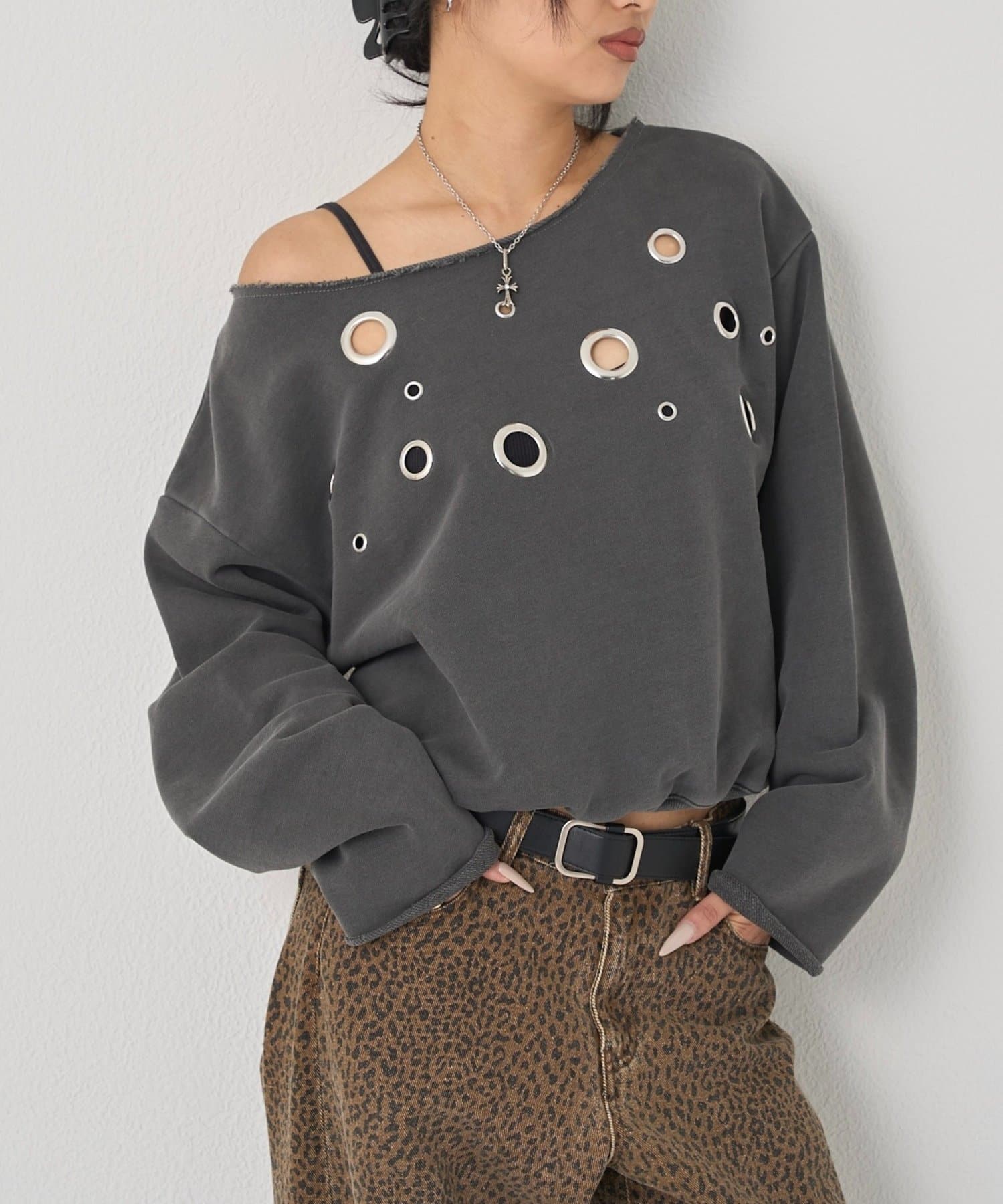 WHO’S WHO gallery(フーズフーギャラリー) フロントハトメオフショルスウェット