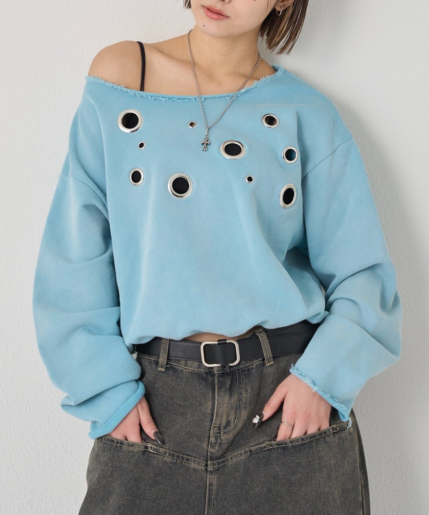 WHO’S WHO gallery(フーズフーギャラリー) フロントハトメオフショルスウェット