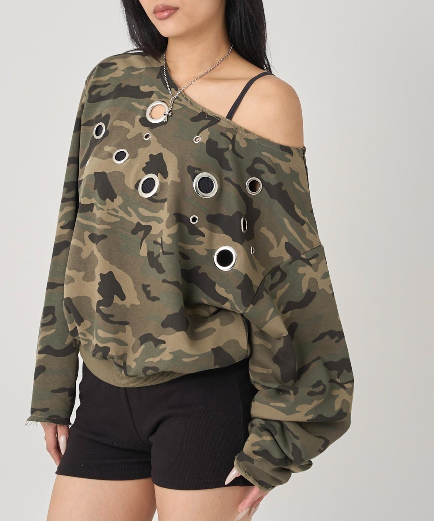 WHO’S WHO gallery(フーズフーギャラリー) フロントハトメオフショルスウェット