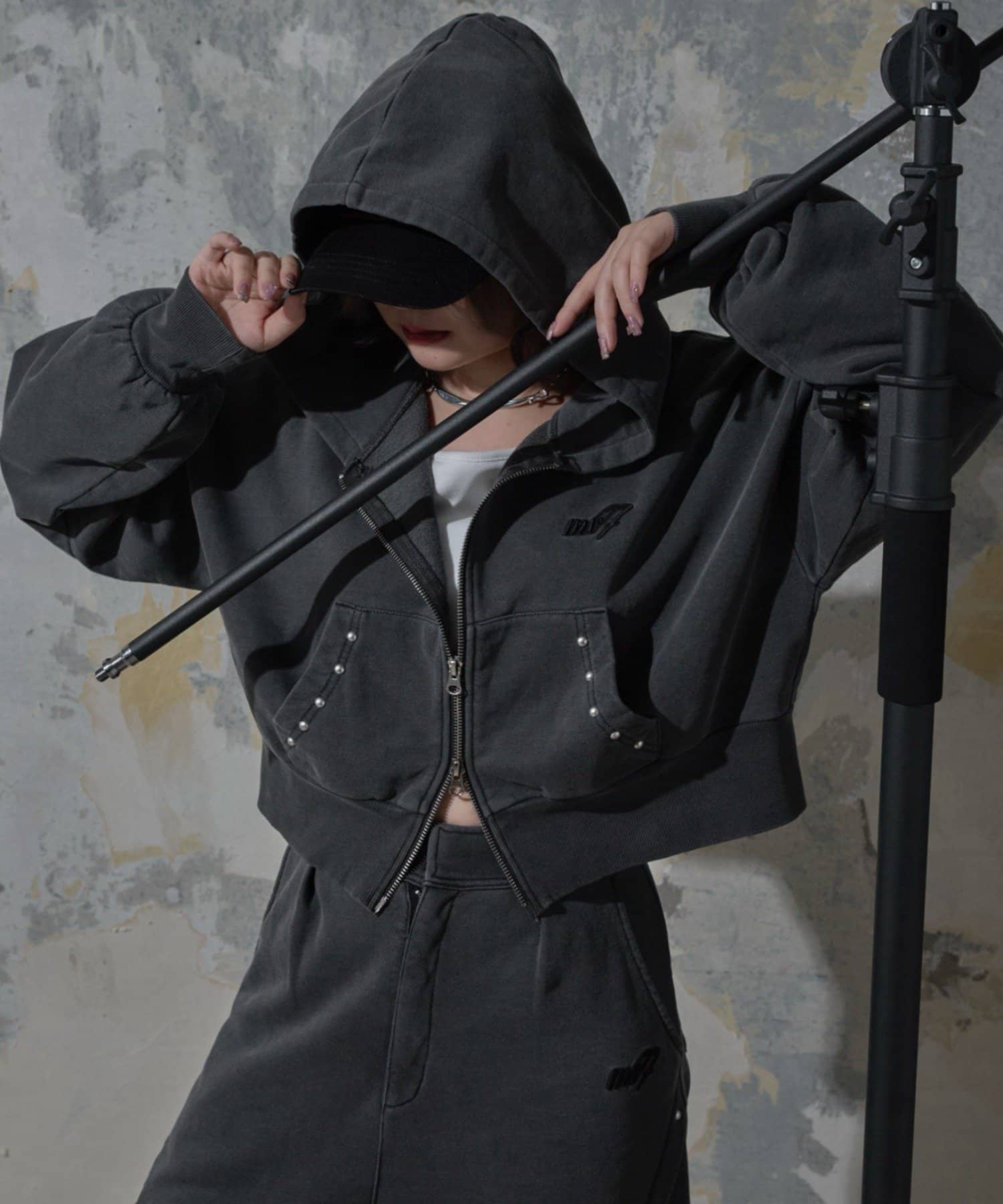 Remind me and forever(リマインドミーアンドフォーエバー) 【Mavie..7】スタッズ付裏毛パーカー