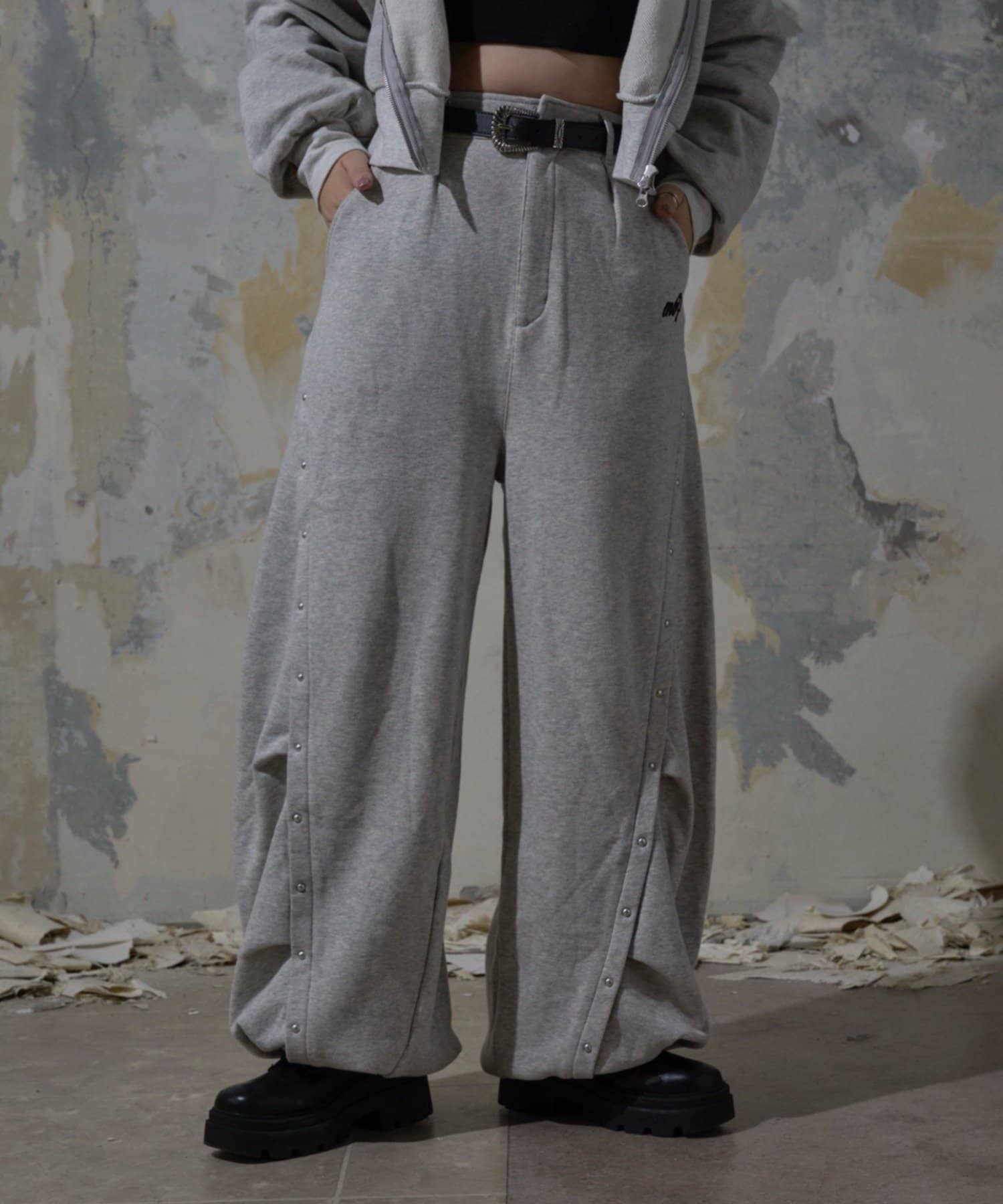 Remind me and forever(リマインドミーアンドフォーエバー) 【Mavie..7】【3サイズ展開】スタッズ付カーブスウェットパンツ