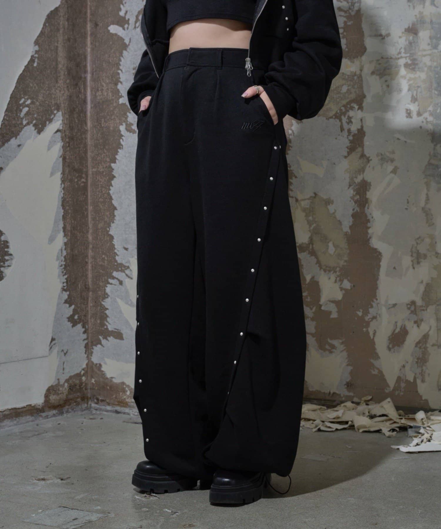 Remind me and forever(リマインドミーアンドフォーエバー) 【Mavie..7】【3サイズ展開】スタッズ付カーブスウェットパンツ