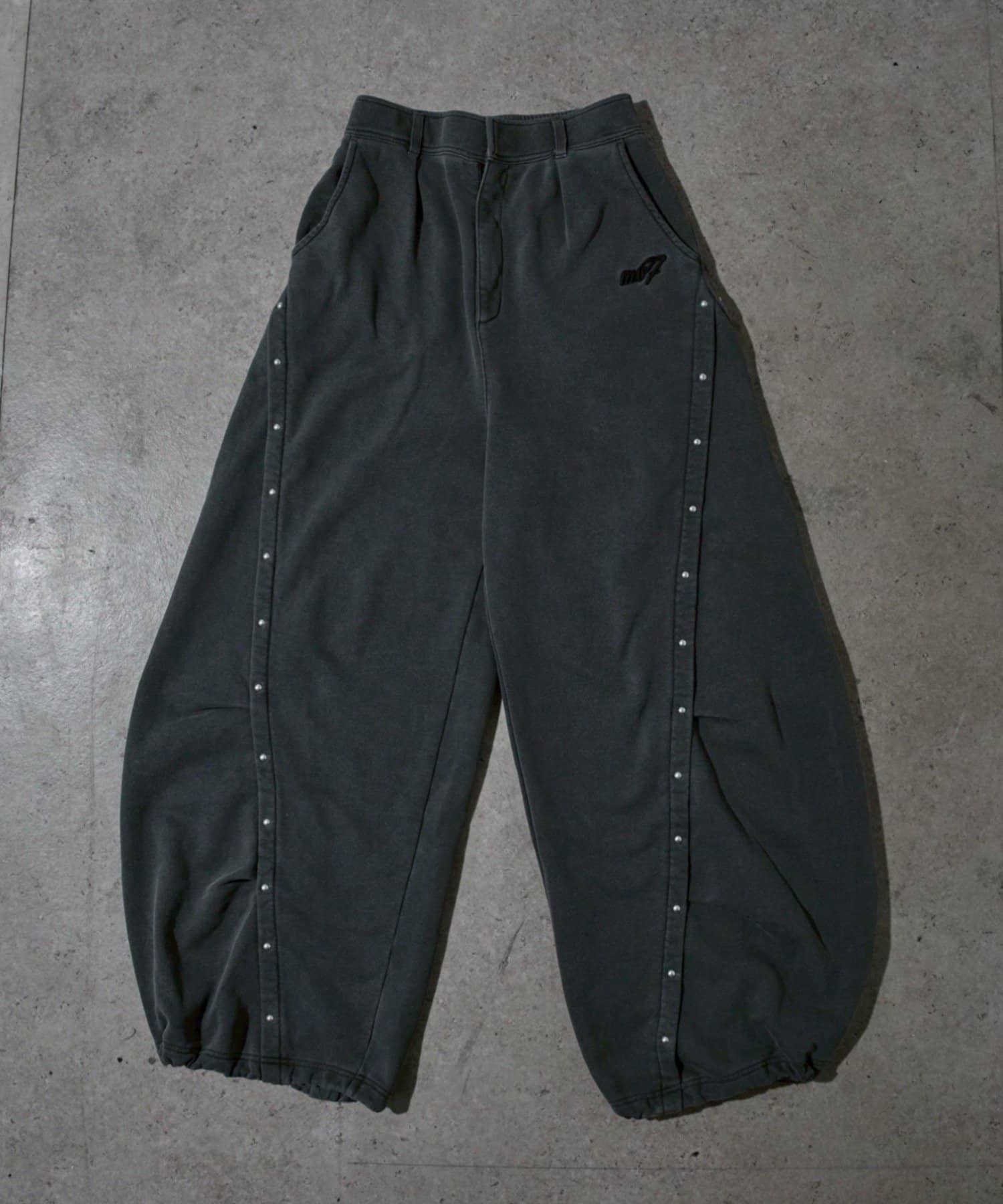 Remind me and forever(リマインドミーアンドフォーエバー) 【Mavie..7】【3サイズ展開】スタッズ付カーブスウェットパンツ