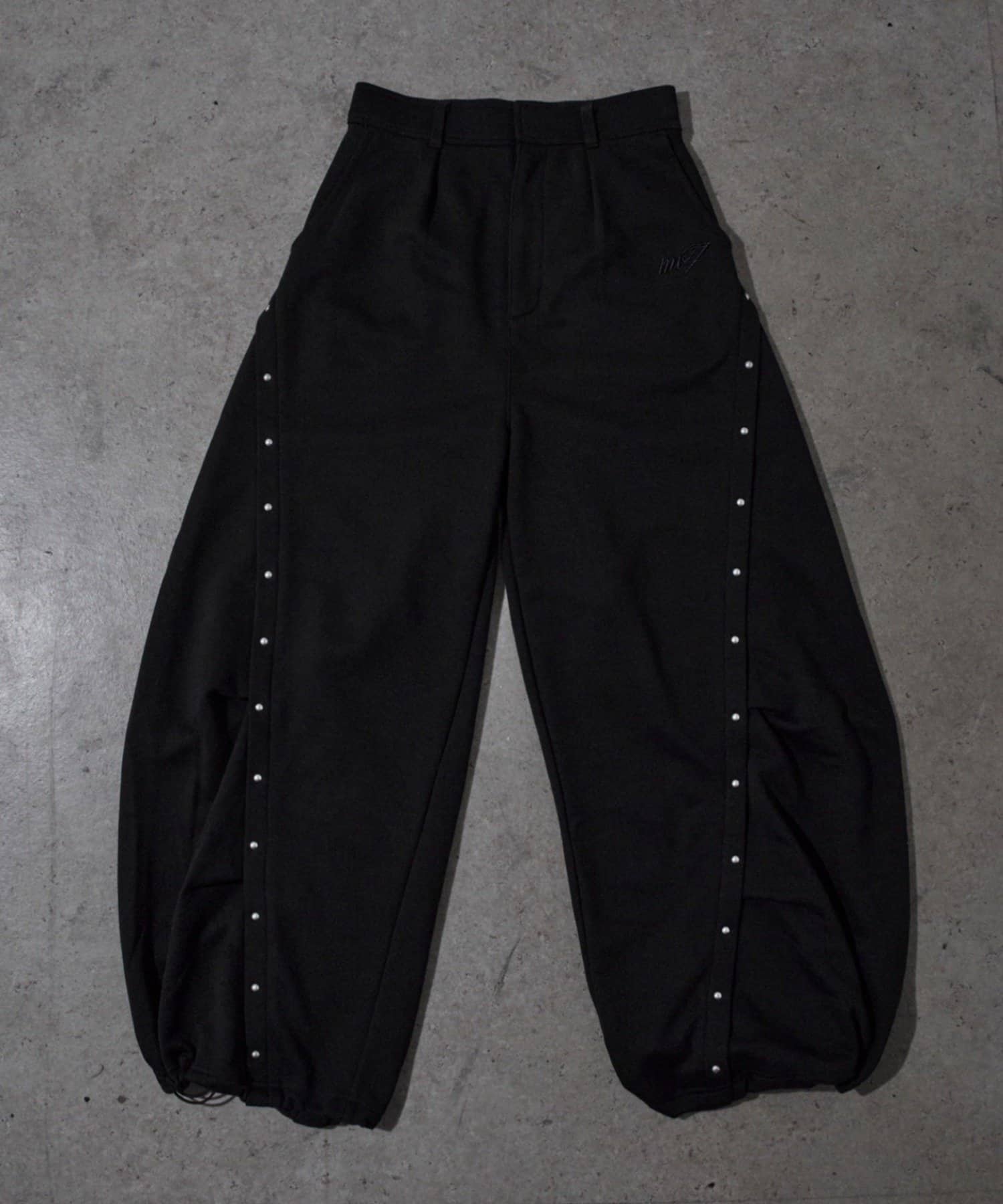 Remind me and forever(リマインドミーアンドフォーエバー) 【Mavie..7】【3サイズ展開】スタッズ付カーブスウェットパンツ