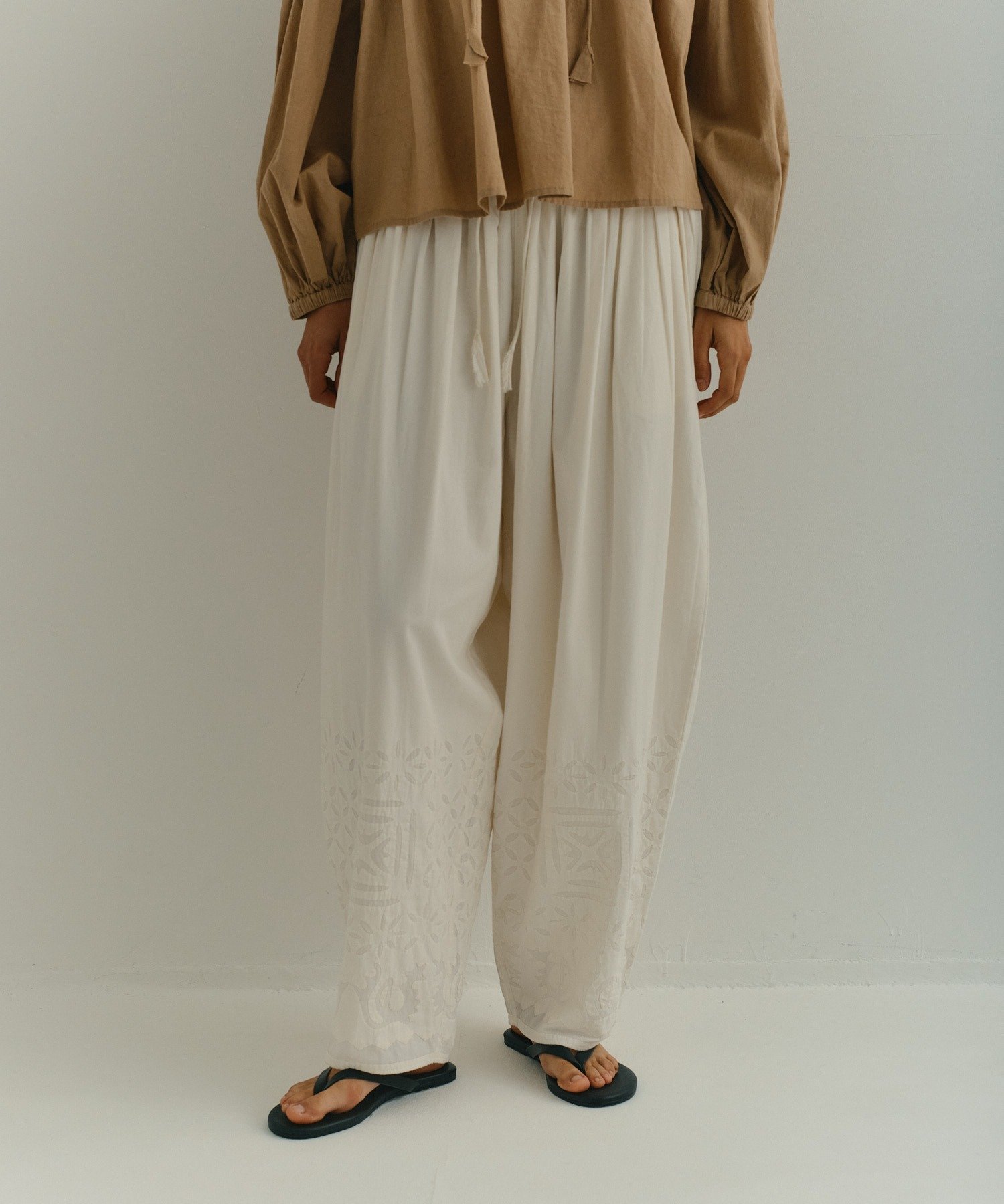 GALLARDAGALANTE(ガリャルダガランテ) 【1/1(木)12:00～予約開始】【Dhritië】ギャザーワイドパンツ