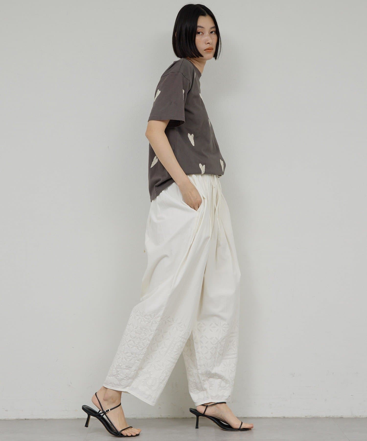 GALLARDAGALANTE(ガリャルダガランテ) 【1/1(木)12:00～予約開始】【Dhritië】リーフ刺繍Tee