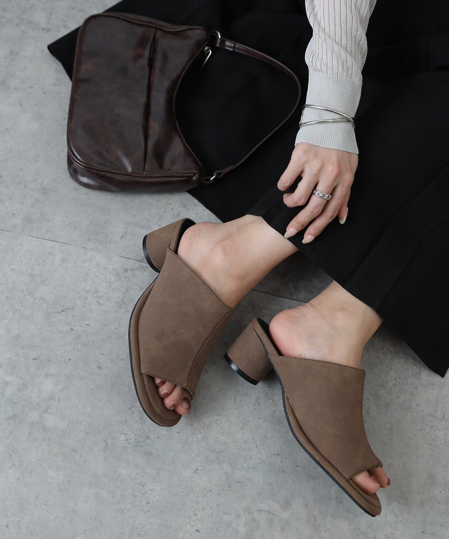 COLONY 2139(コロニー トゥーワンスリーナイン) ラウンドヒールサンダル