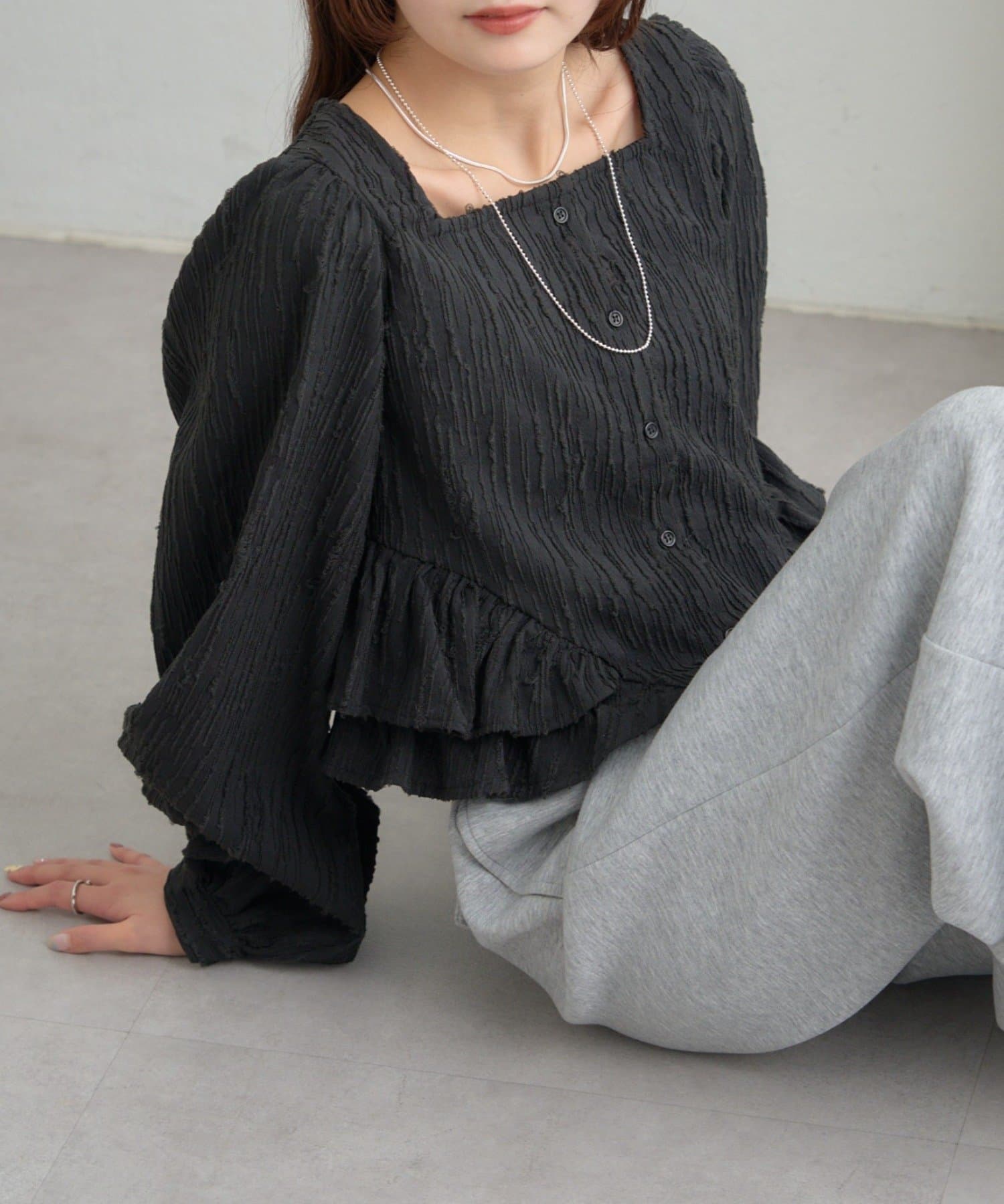 mystic(ミスティック) ジャガード裾フリルブラウス