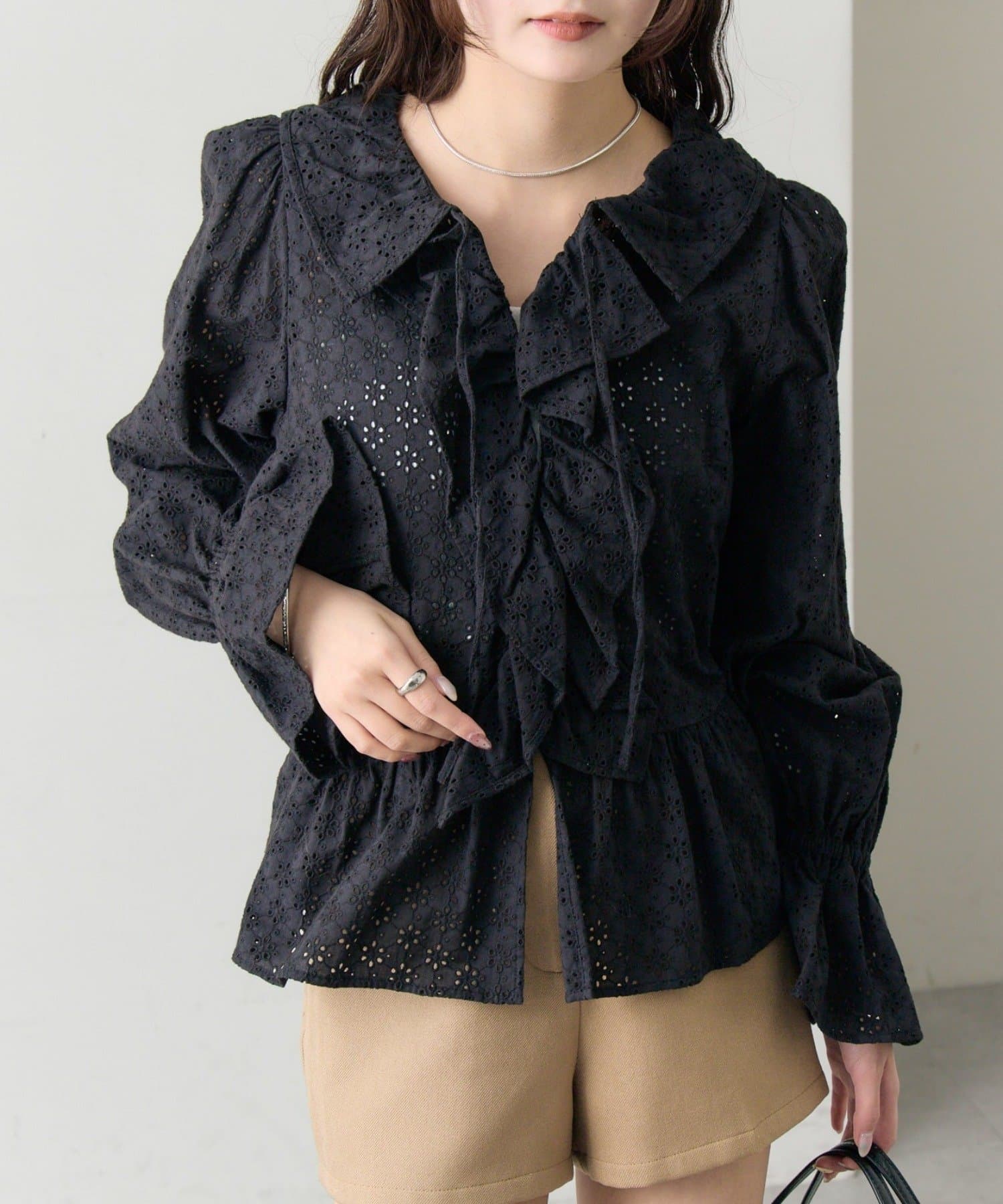 mystic(ミスティック) フラワー刺繍フリルブラウス