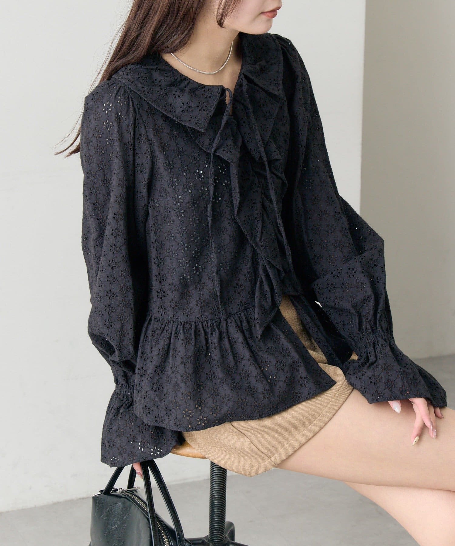 mystic(ミスティック) フラワー刺繍フリルブラウス