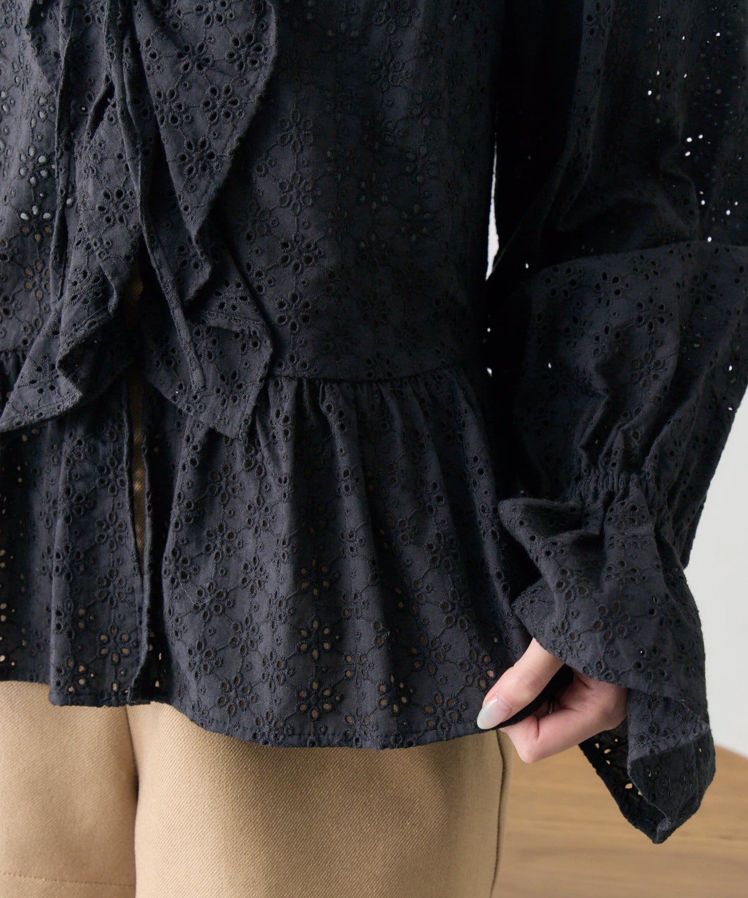 mystic(ミスティック) フラワー刺繍フリルブラウス