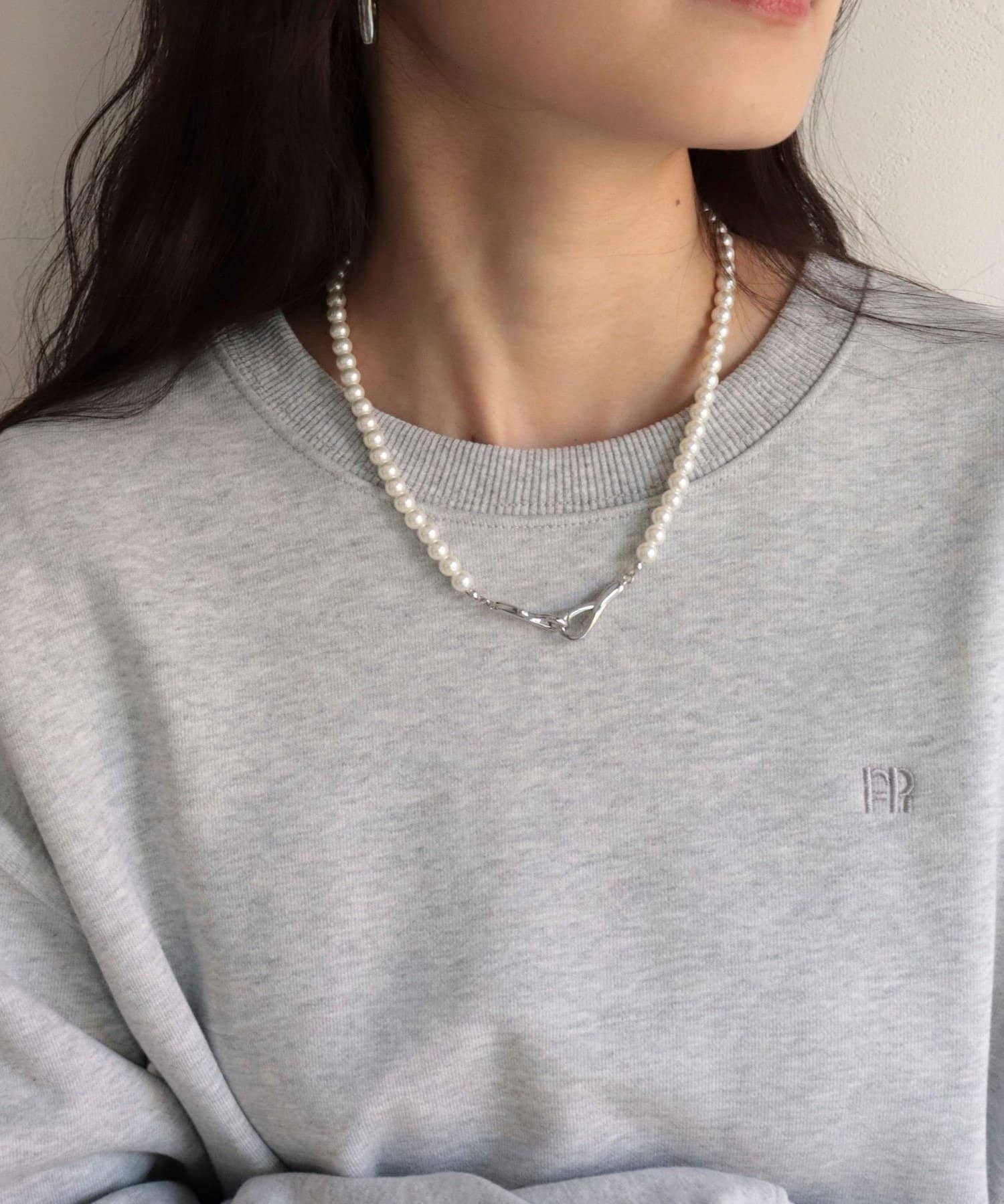 FREDY & GLOSTER(フレディ アンド グロスター) フロントメタルフックパールネックレス