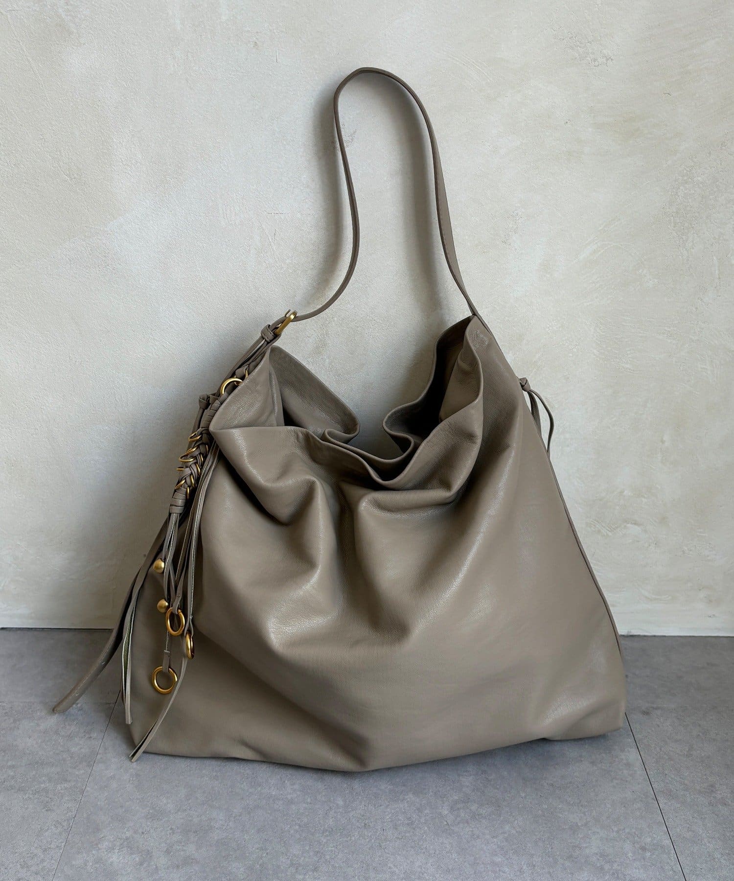 DOUDOU(ドゥドゥ) 【WEB限定】メタルチャーム付ビッグホーボーバック