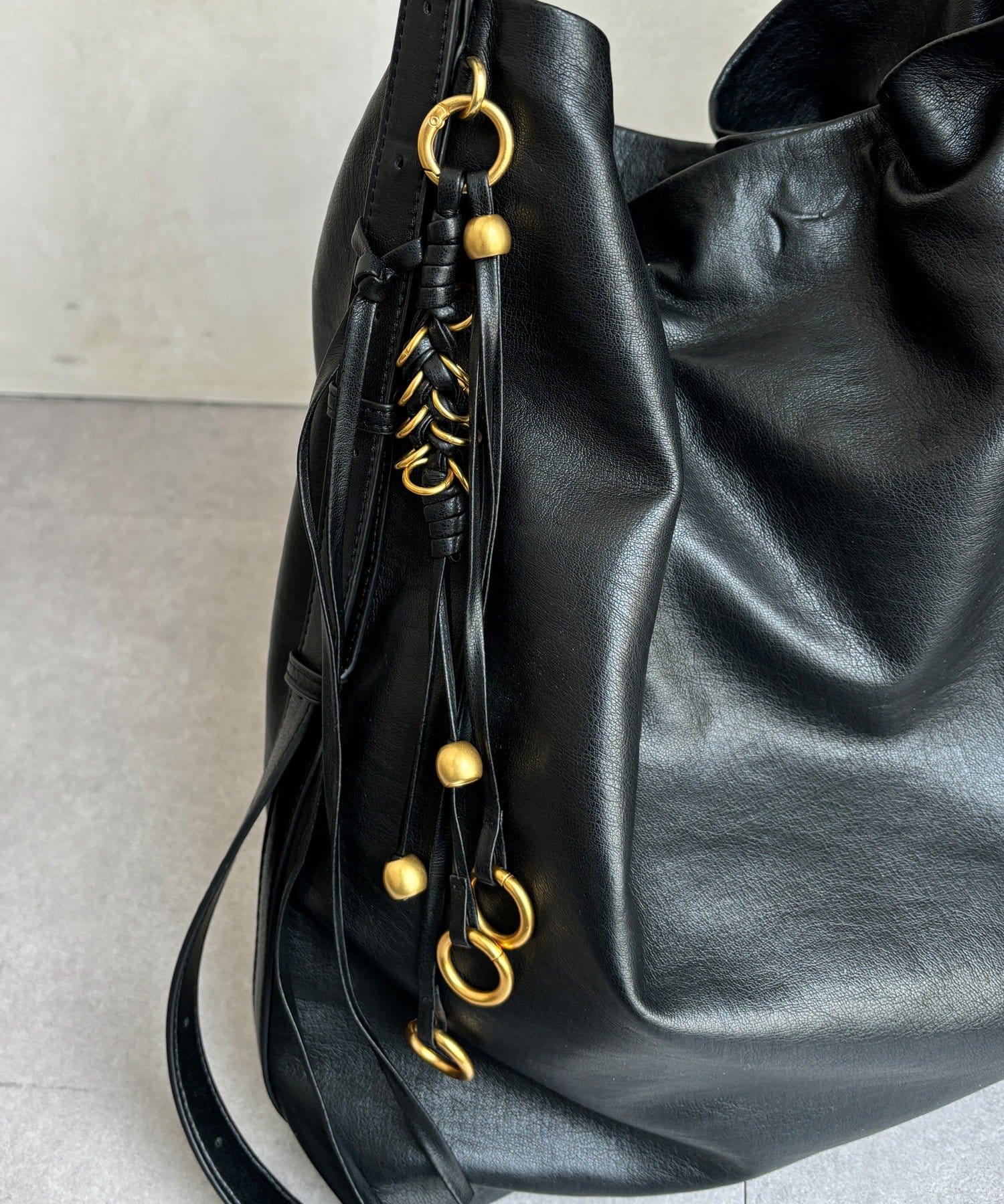 DOUDOU(ドゥドゥ) 【WEB限定】メタルチャーム付ビッグホーボーバック