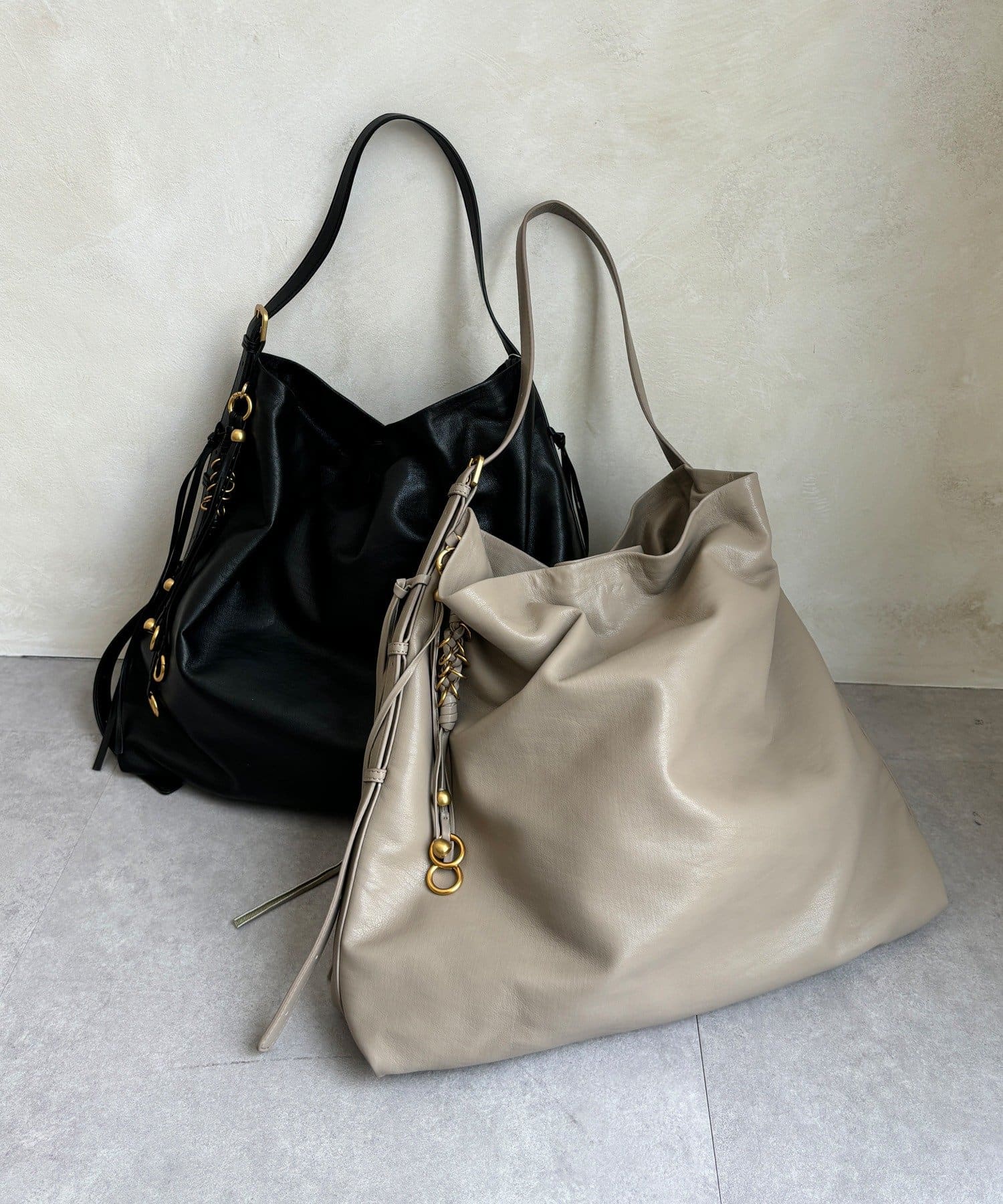 DOUDOU(ドゥドゥ) 【WEB限定】メタルチャーム付ビッグホーボーバック