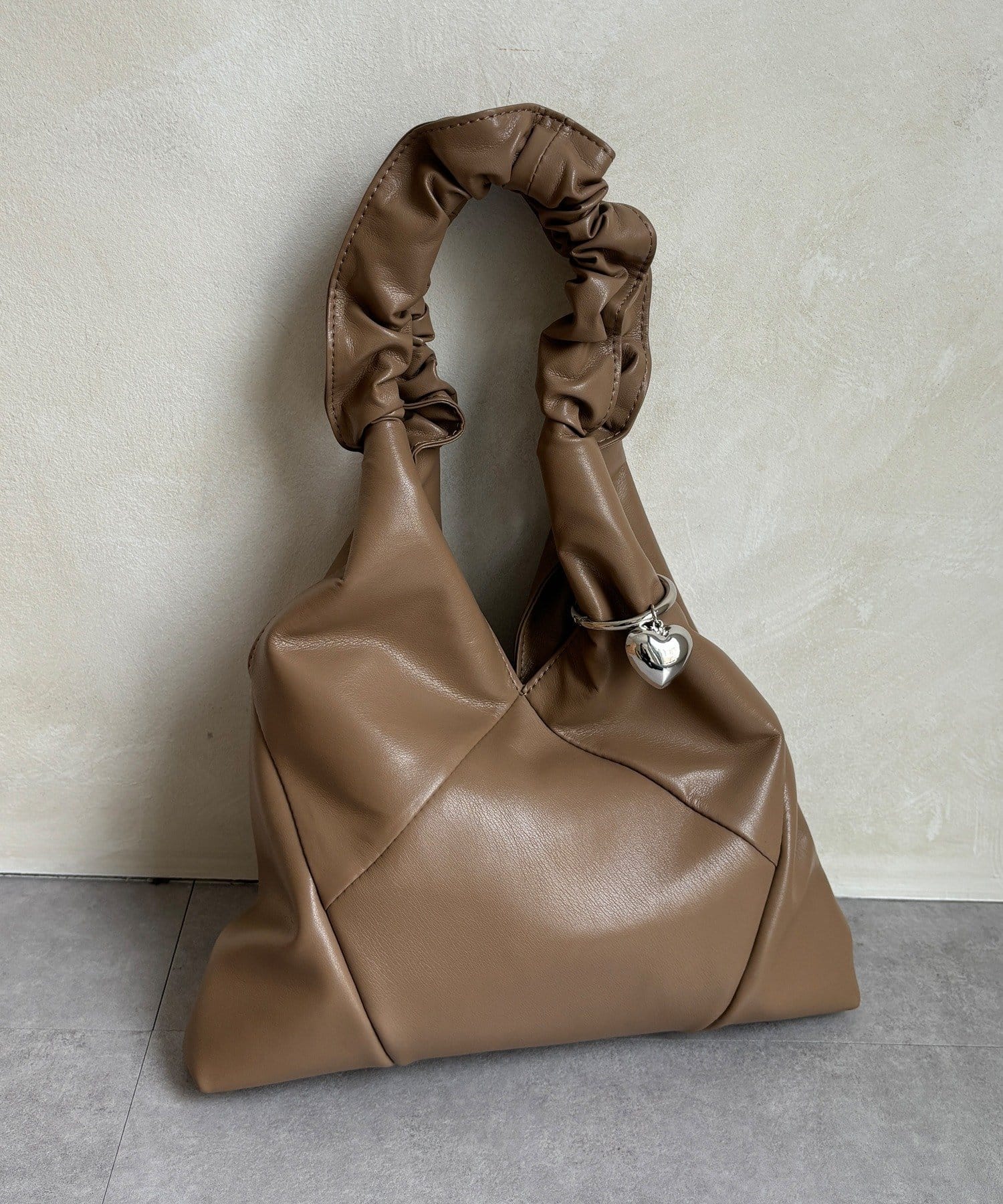 DOUDOU(ドゥドゥ) フリルハンドルハートチャーム付トート