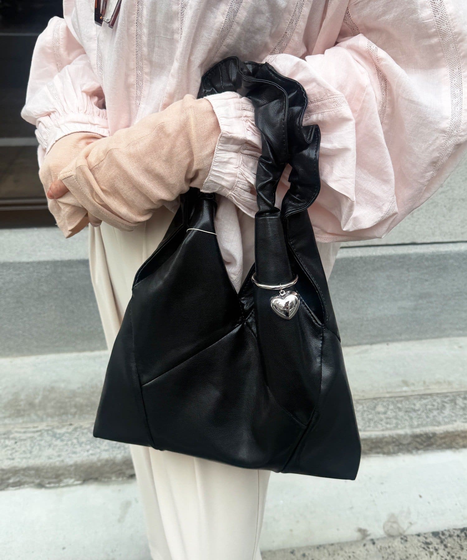 DOUDOU(ドゥドゥ) フリルハンドルハートチャーム付トート