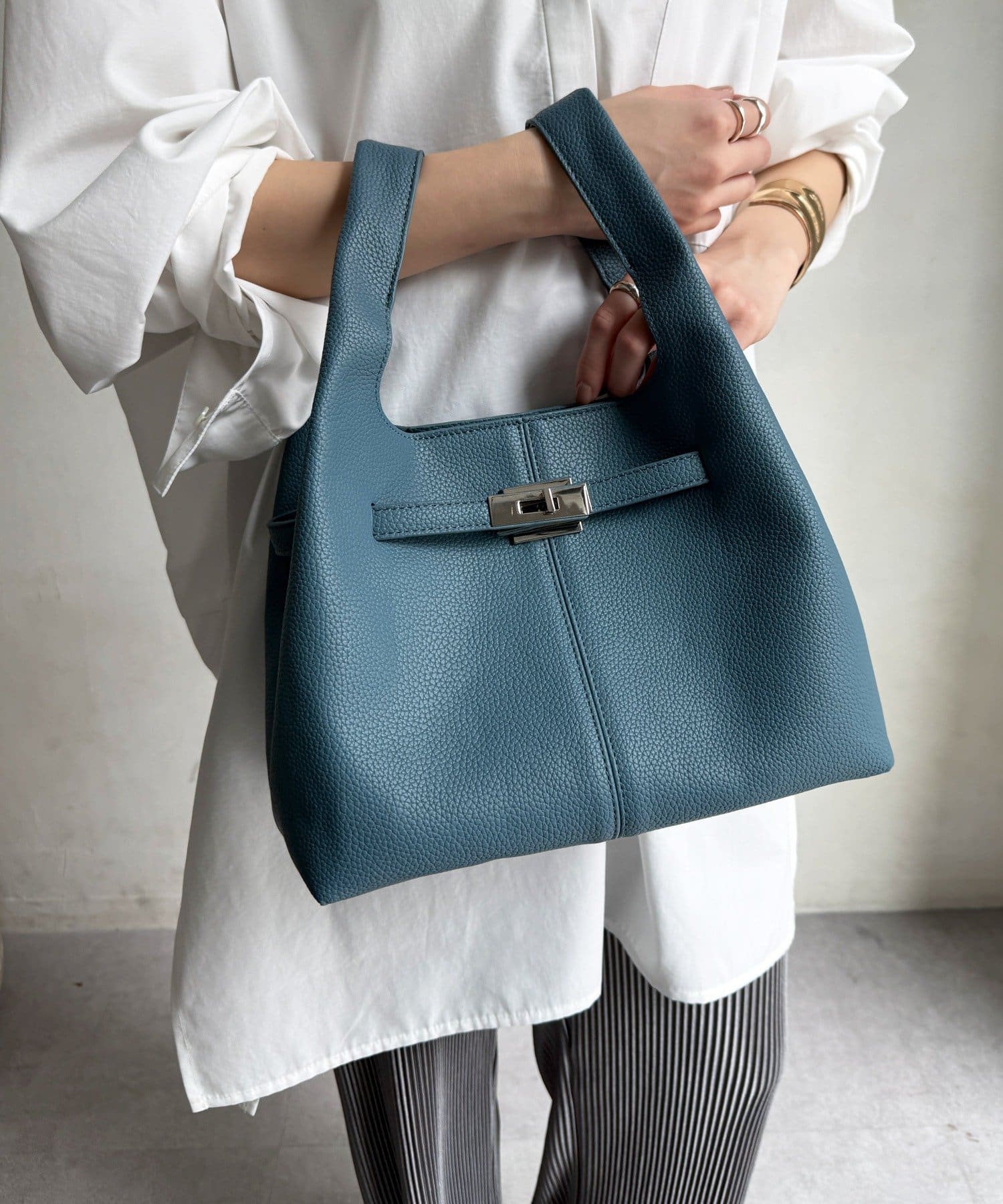 DOUDOU(ドゥドゥ) 【WEB限定】ヒネリ金具付キューブ型手提げ