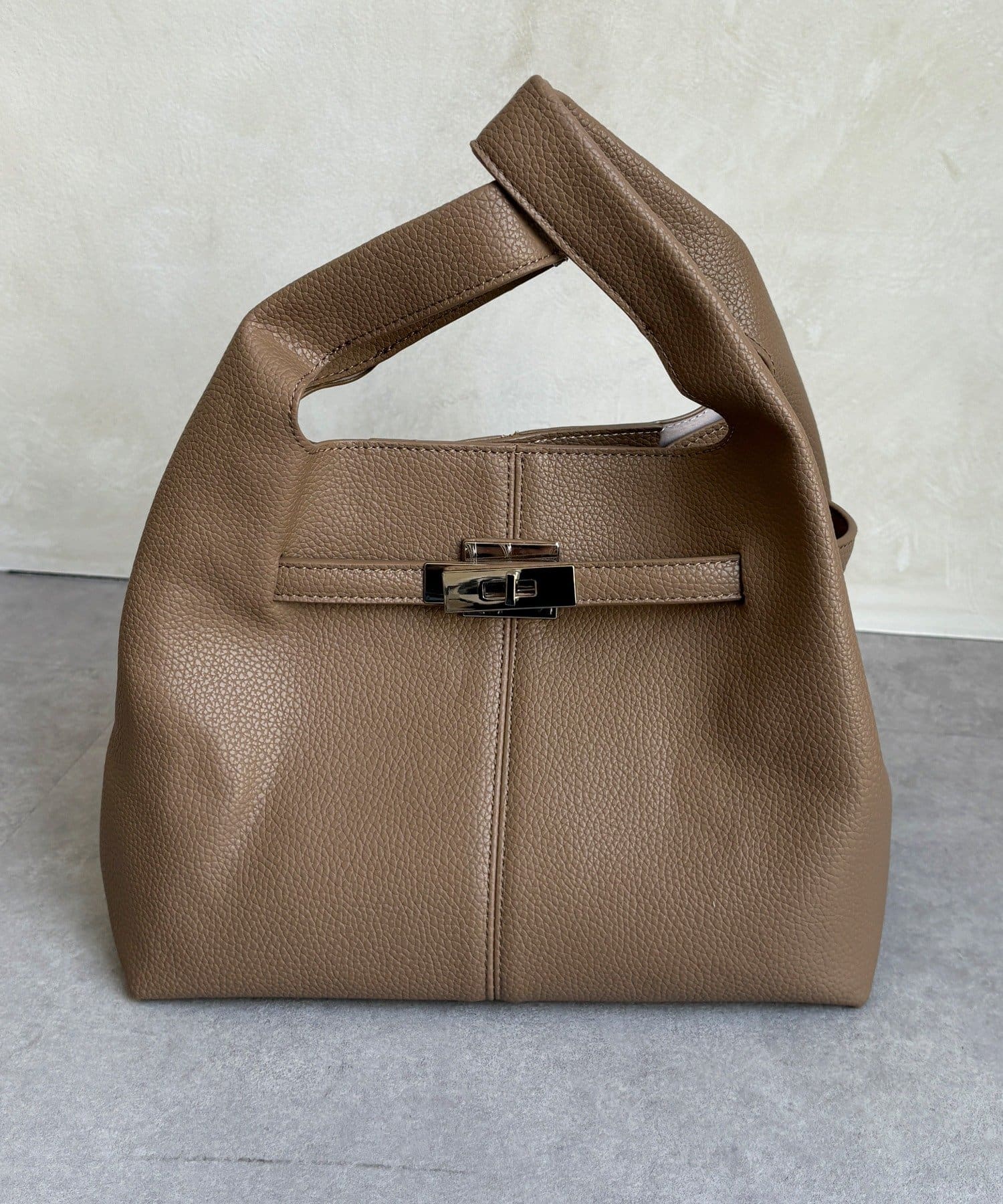 DOUDOU(ドゥドゥ) 【WEB限定】ヒネリ金具付キューブ型手提げ