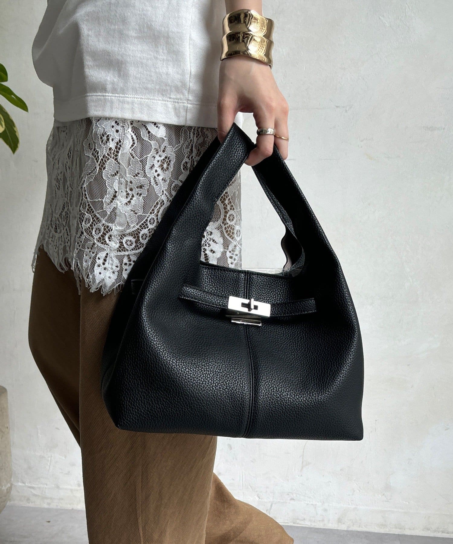 DOUDOU(ドゥドゥ) 【WEB限定】ヒネリ金具付キューブ型手提げ