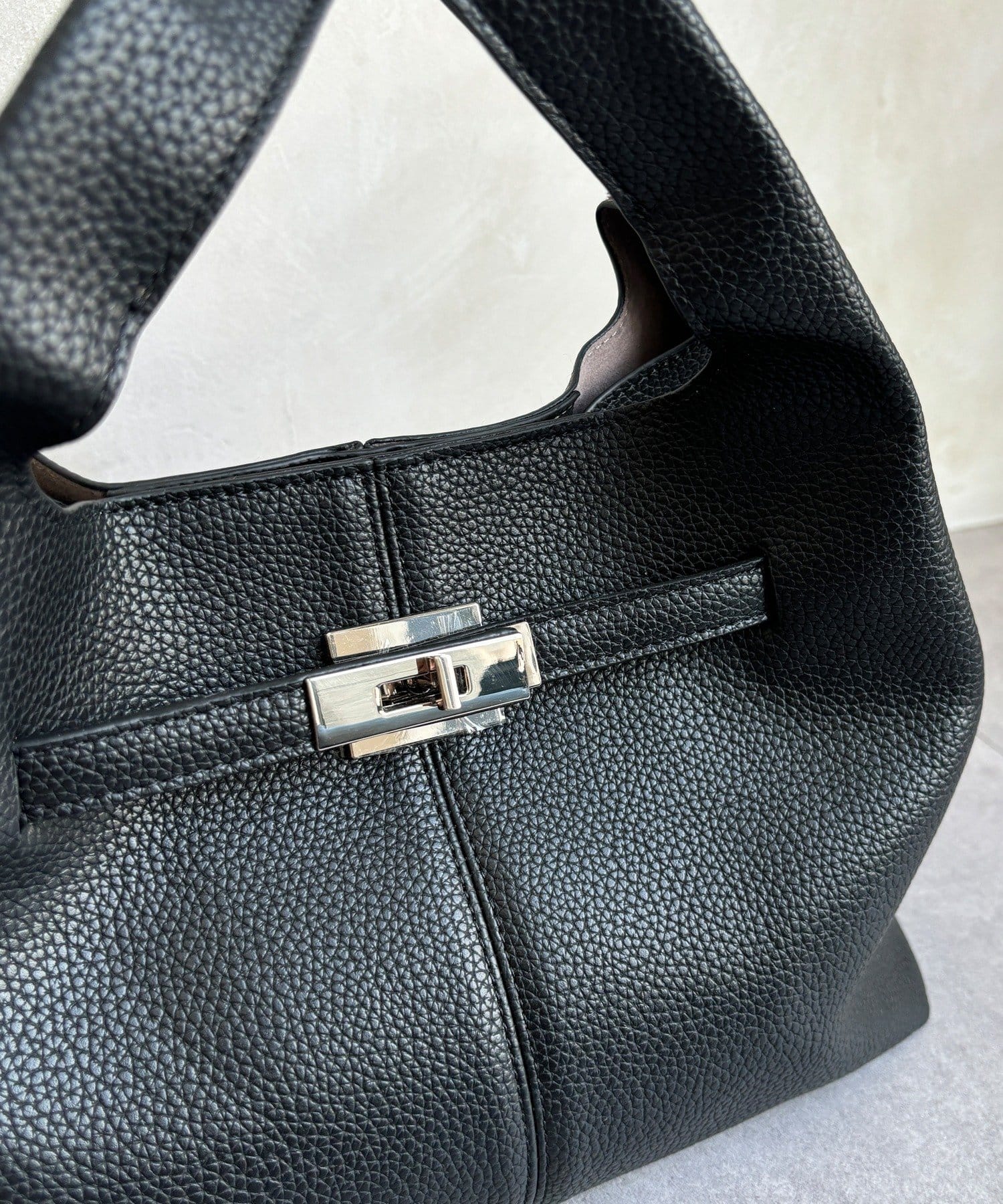 DOUDOU(ドゥドゥ) 【WEB限定】ヒネリ金具付キューブ型手提げ