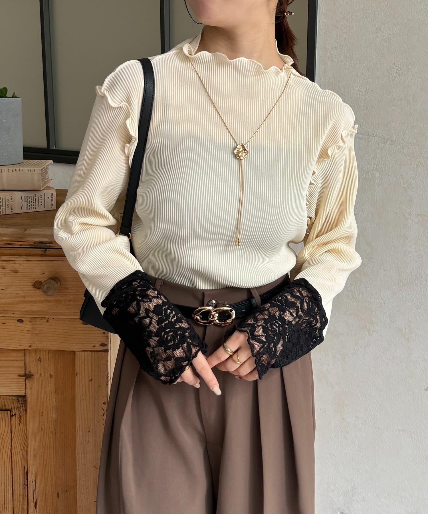 Thevon.(ゼヴォン) 袖先切替プリーツメロープルオーバー