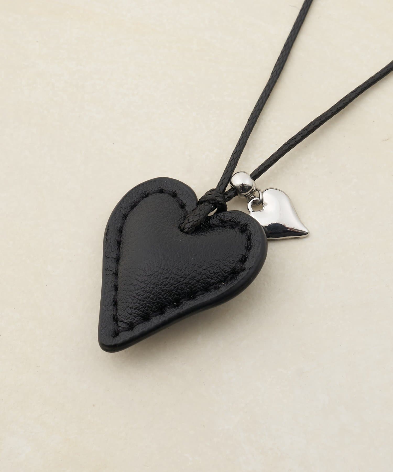 DISCOAT(ディスコート) 【GOLDY】レザー調ハートネックチャームネックレス