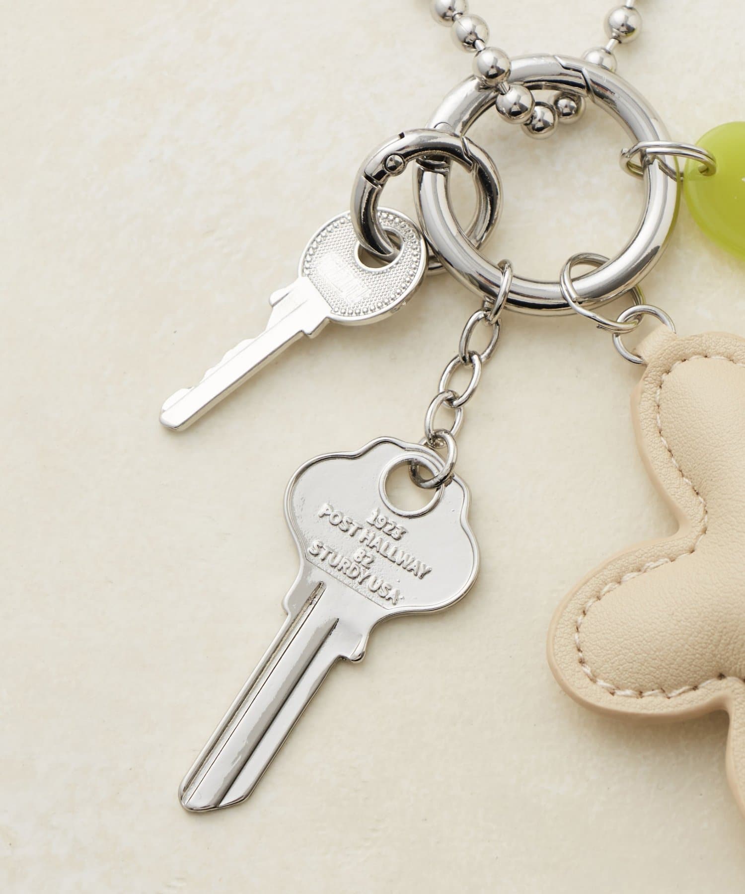 DISCOAT(ディスコート) 【GOLDY】レザー調フラワーキーチャーム