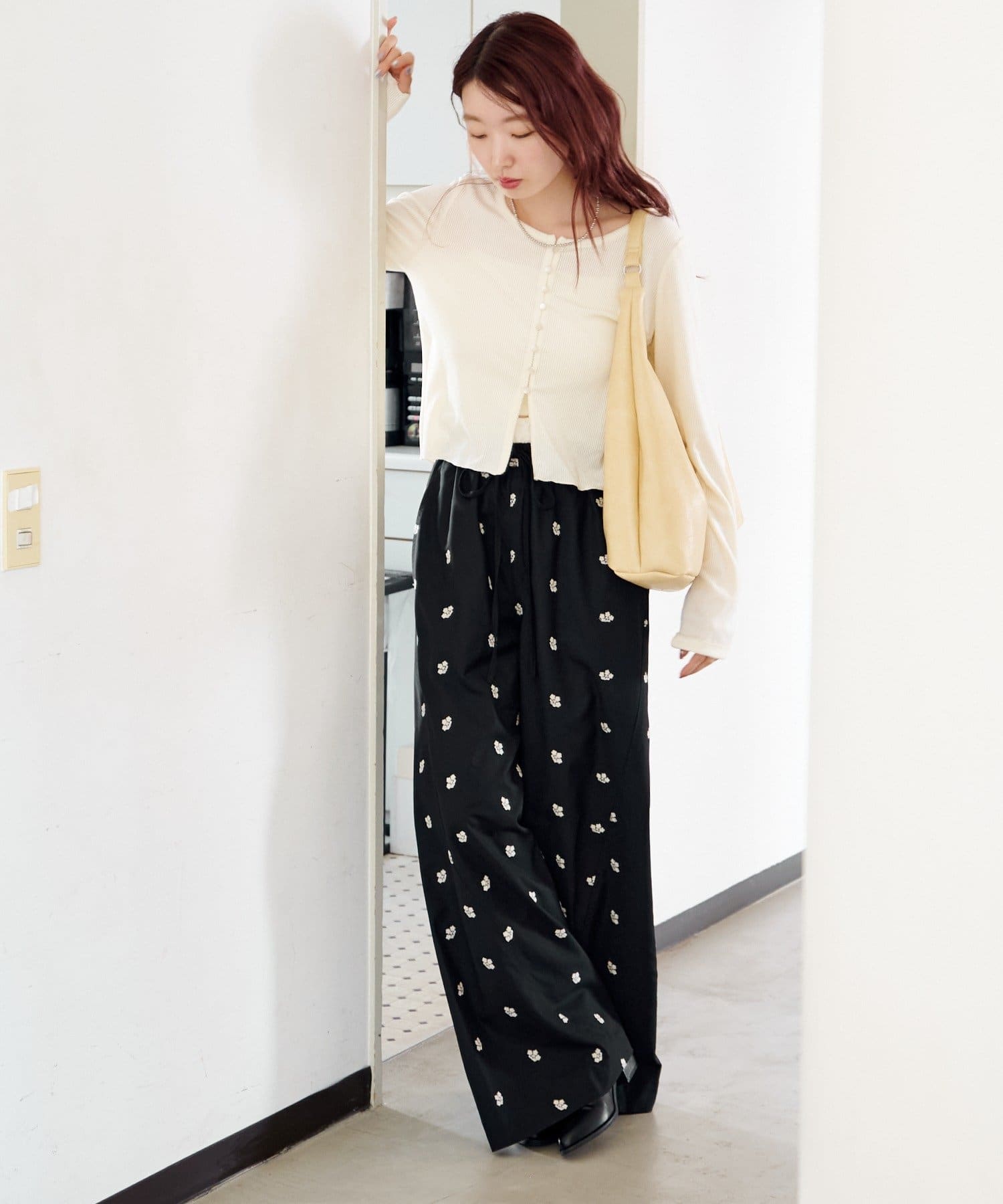 Kastane(カスタネ) 【12.11(木)12:00発売/2サイズ展開/低身長サイズ】フラワーステッチワイドパンツ