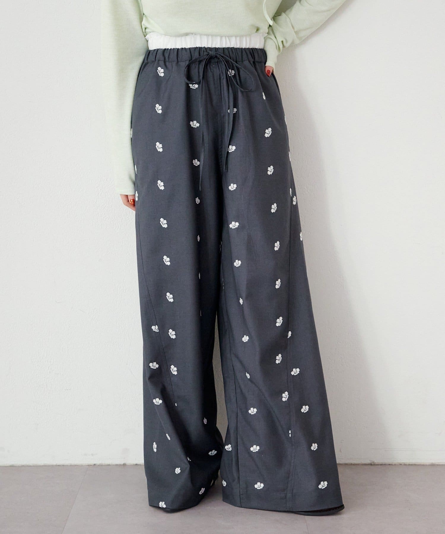 Kastane(カスタネ) 【新色追加/2サイズ展開/低身長サイズ】フラワーステッチワイドパンツ