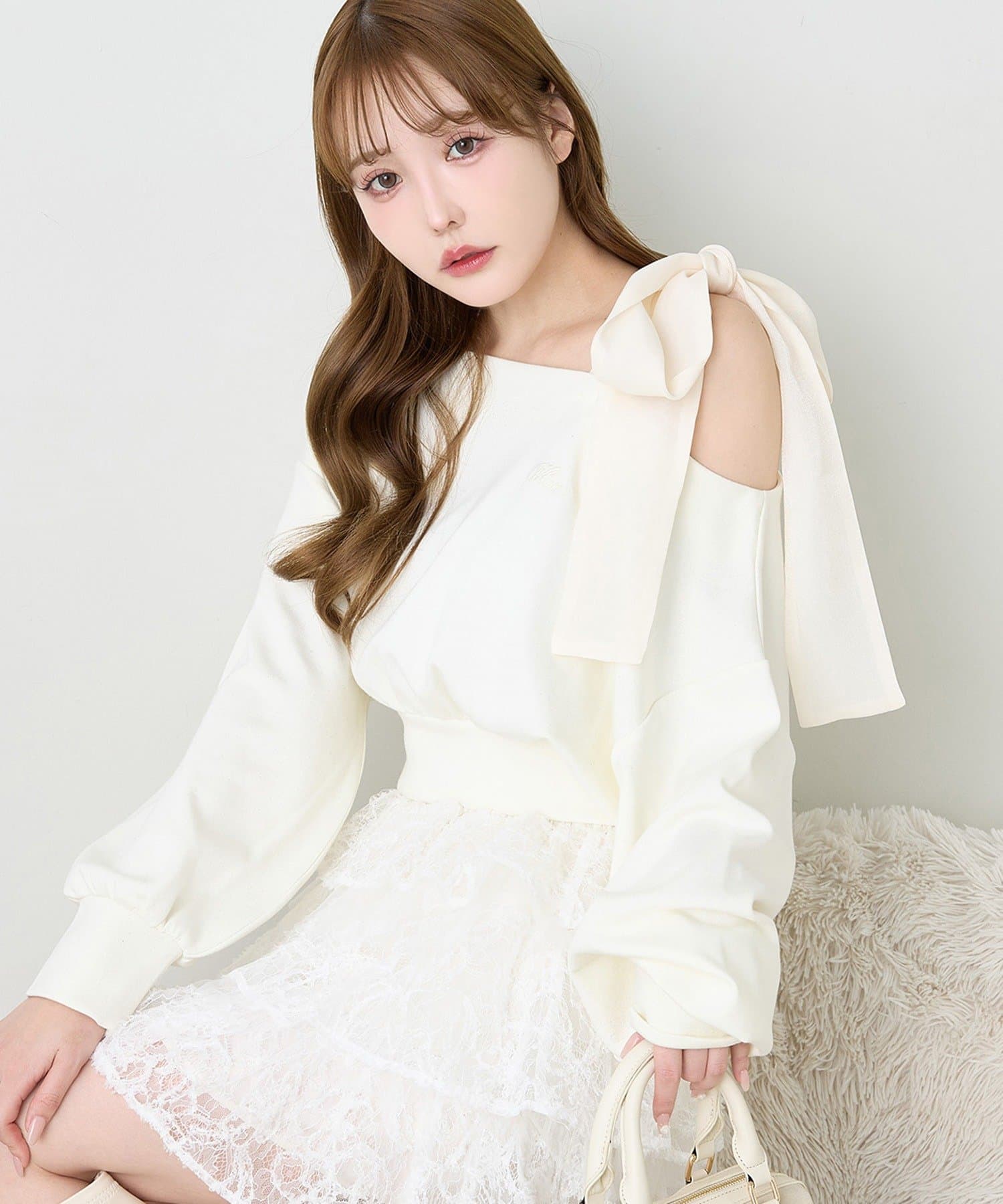 one after another NICE CLAUP(ワンアフターアナザー ナイスクラップ) 肩リボン刺繍入りラメトップス