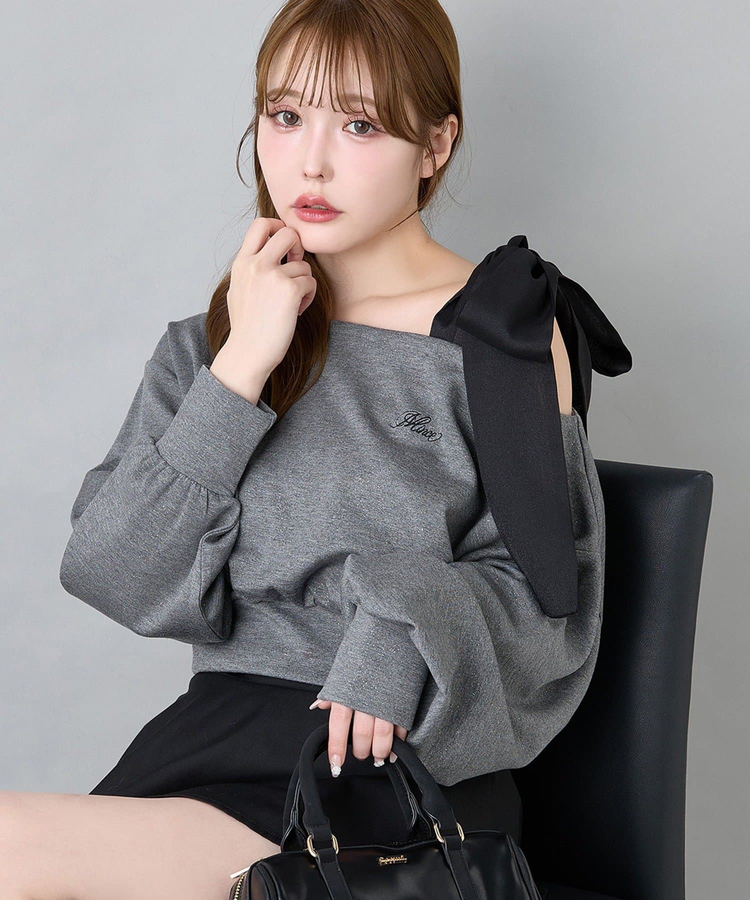 one after another NICE CLAUP(ワンアフターアナザー ナイスクラップ) 肩リボン刺繍入りラメトップス