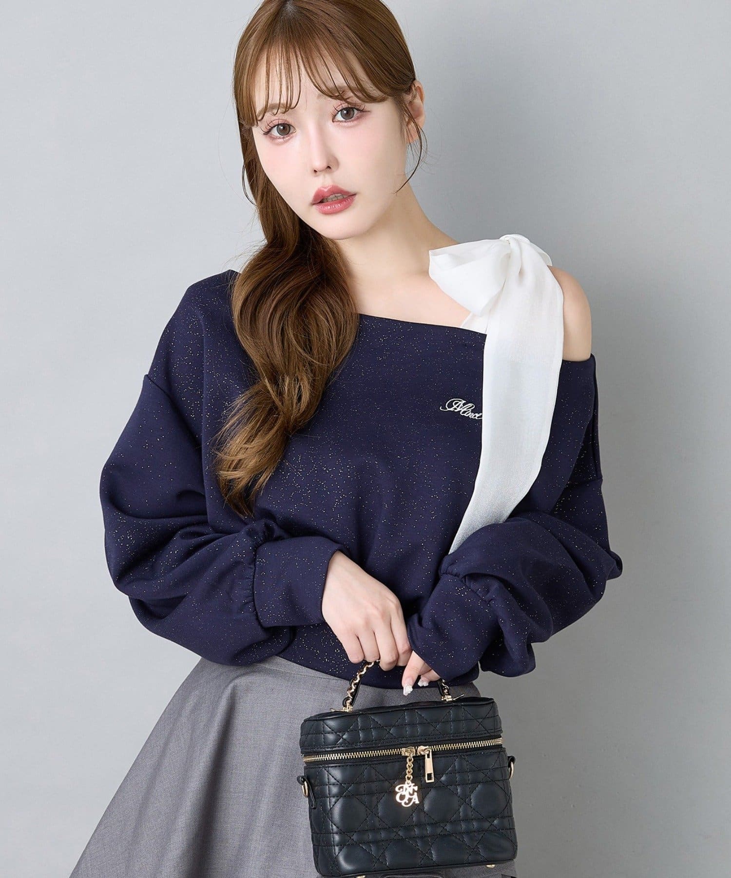 one after another NICE CLAUP(ワンアフターアナザー ナイスクラップ) 肩リボン刺繍入りラメトップス