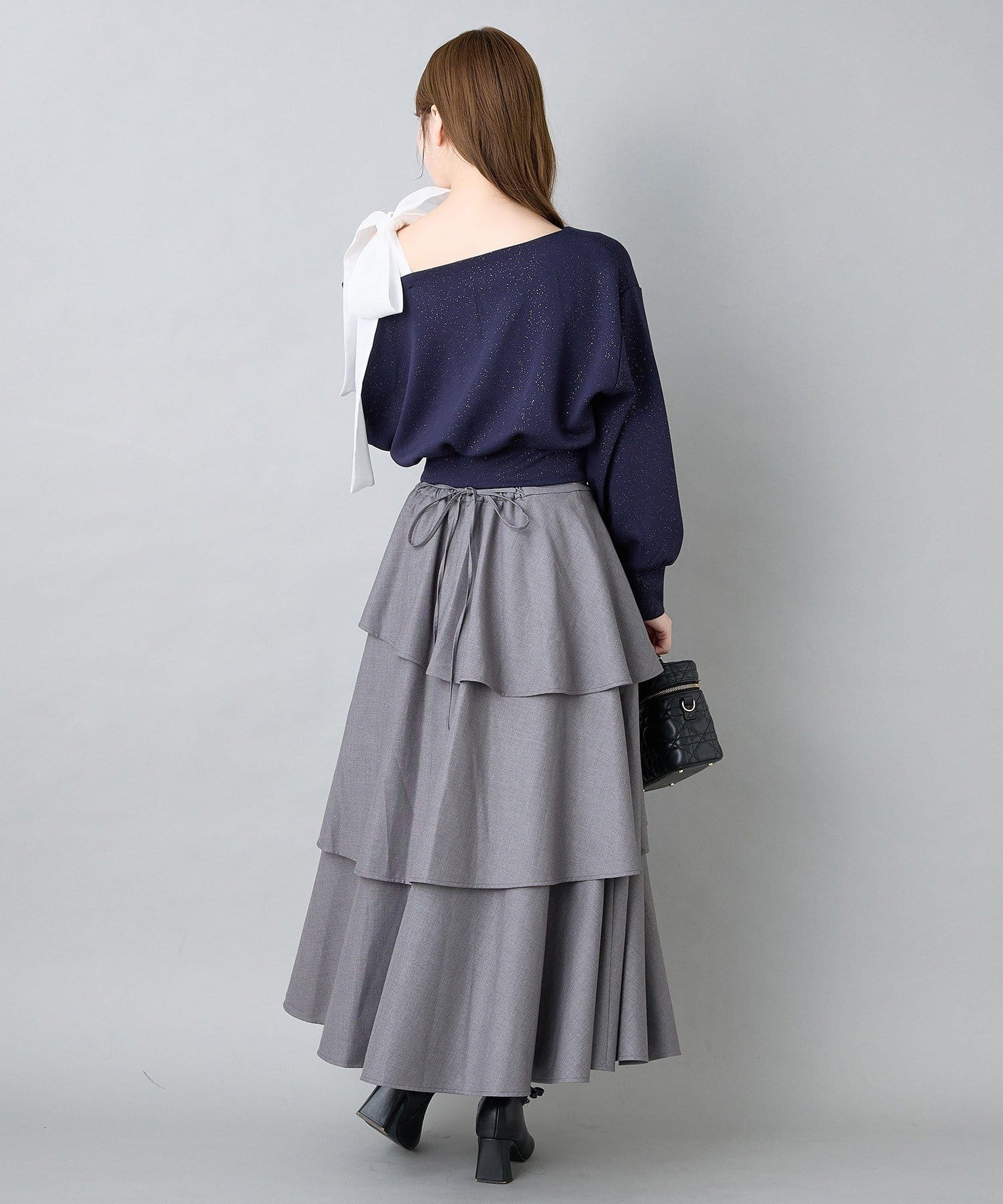 one after another NICE CLAUP(ワンアフターアナザー ナイスクラップ) 肩リボン刺繍入りラメトップス