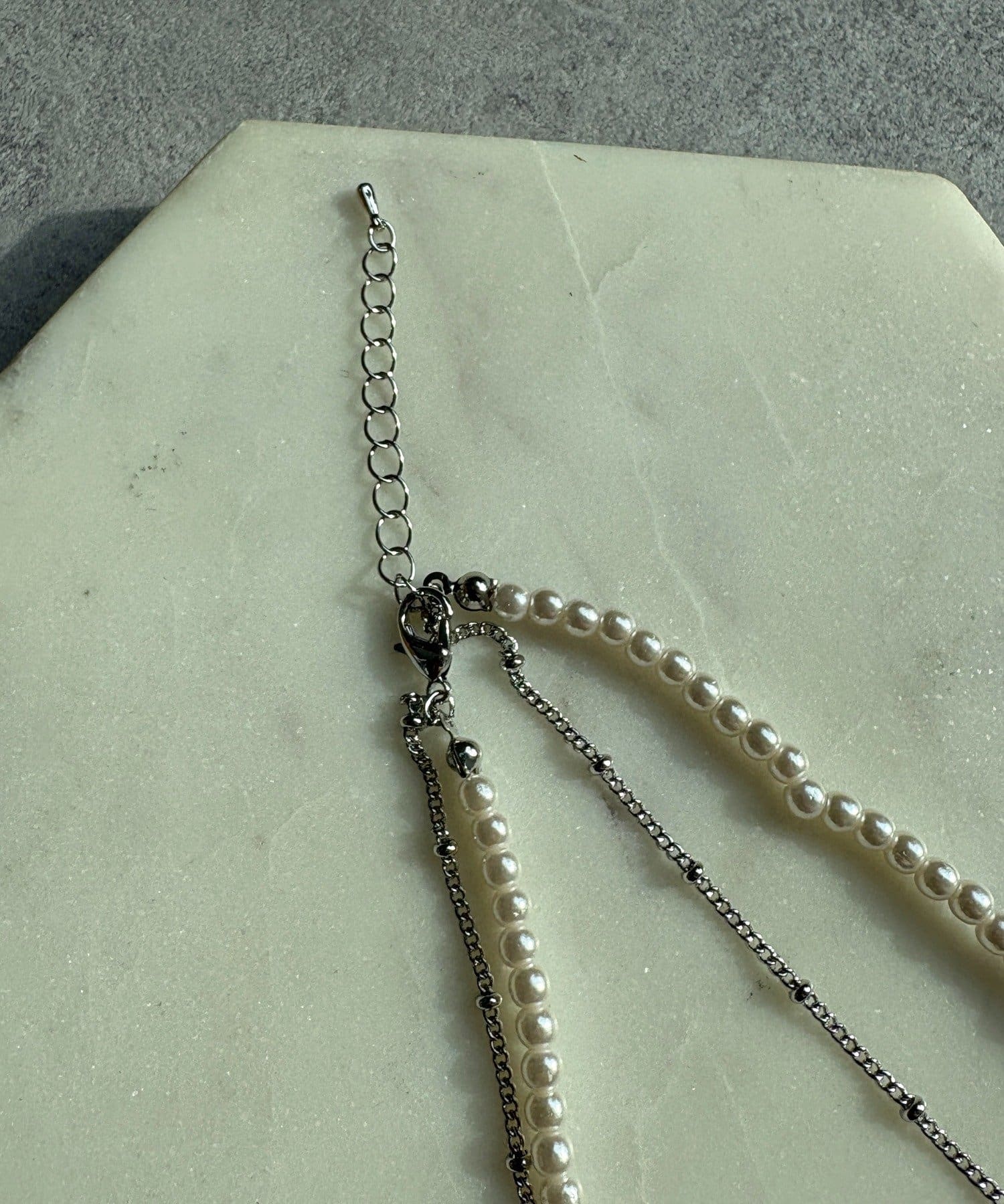 DOUDOU(ドゥドゥ) パール×メタルプレートレイヤードネックレス