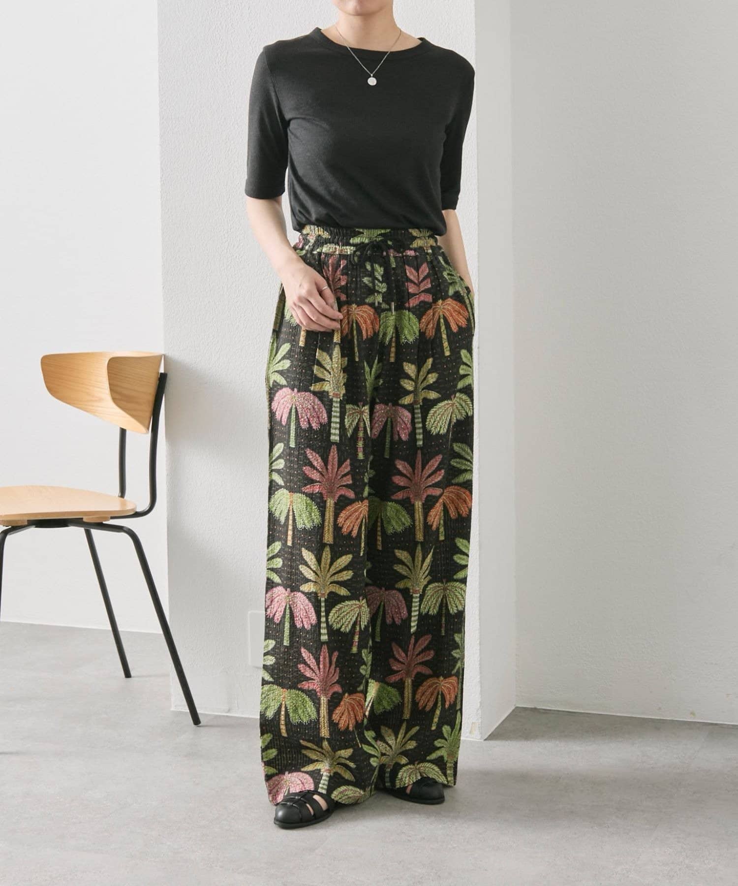 ear PAPILLONNER(イア パピヨネ) sampo×ear ヤシ柄パンツ 《サッカー生地/通気性◎/ボタニカル柄/ウエスト総ゴム》