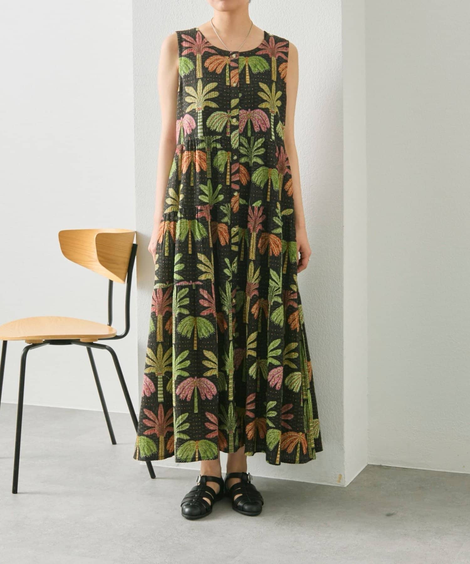 ear PAPILLONNER(イア パピヨネ) sampo×ear ヤシ柄ノースリワンピース 《サッカー生地/通気性◎/ボタニカル柄》