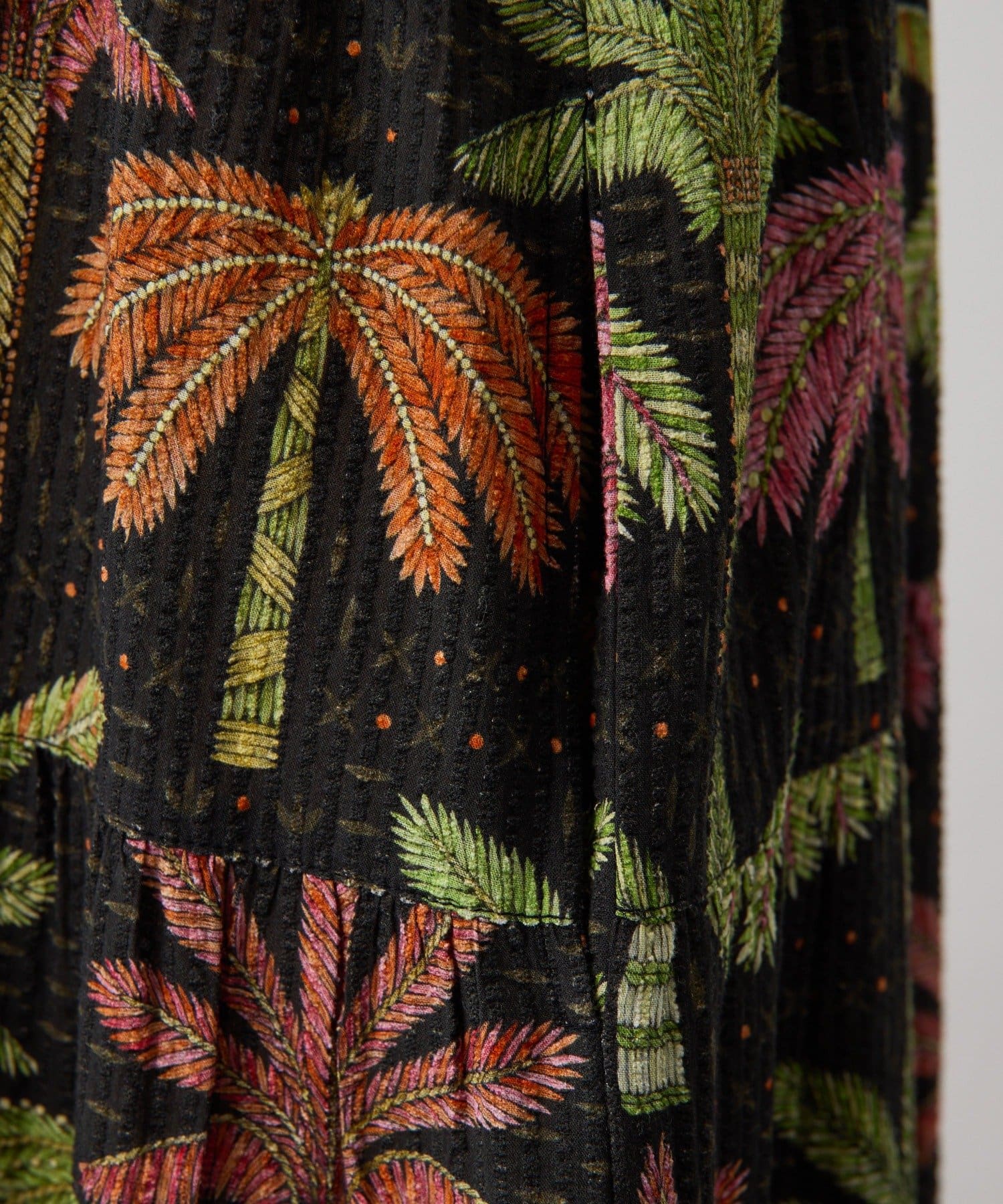 ear PAPILLONNER(イア パピヨネ) sampo×ear ヤシ柄ノースリワンピース 《サッカー生地/通気性◎/ボタニカル柄》