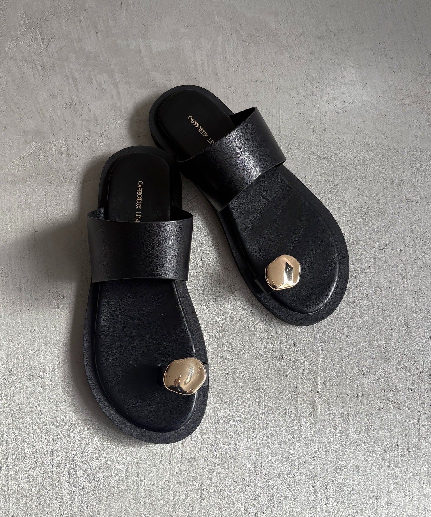 CAPRICIEUX LE'MAGE(カプリシュレマージュ) メタルトングサンダル