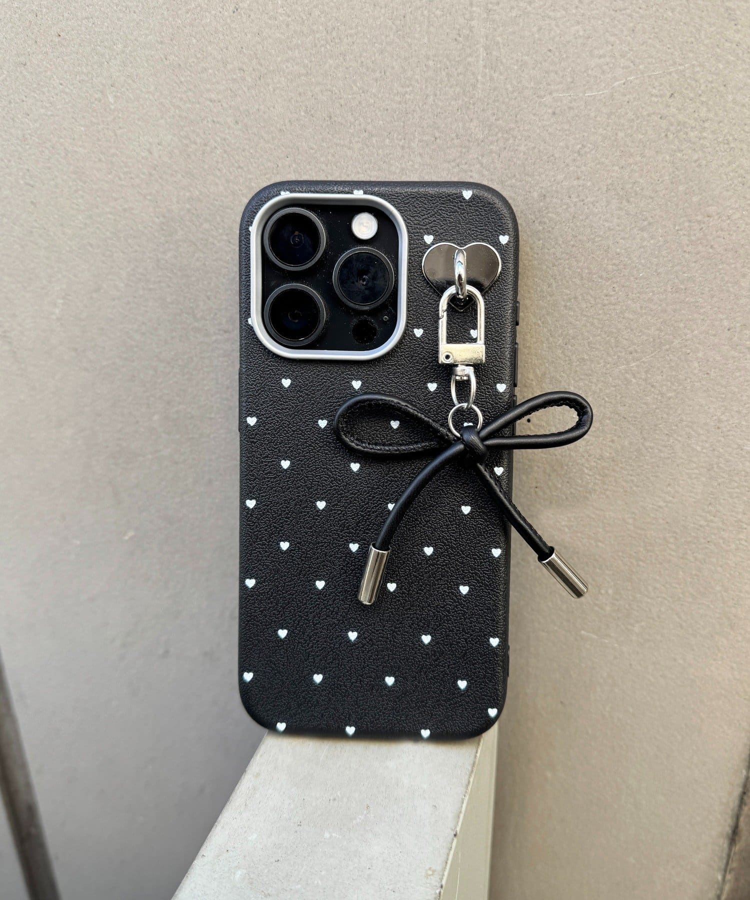 Lattice(ラティス) リボンハートドットスマホケース(iPhone15pro)