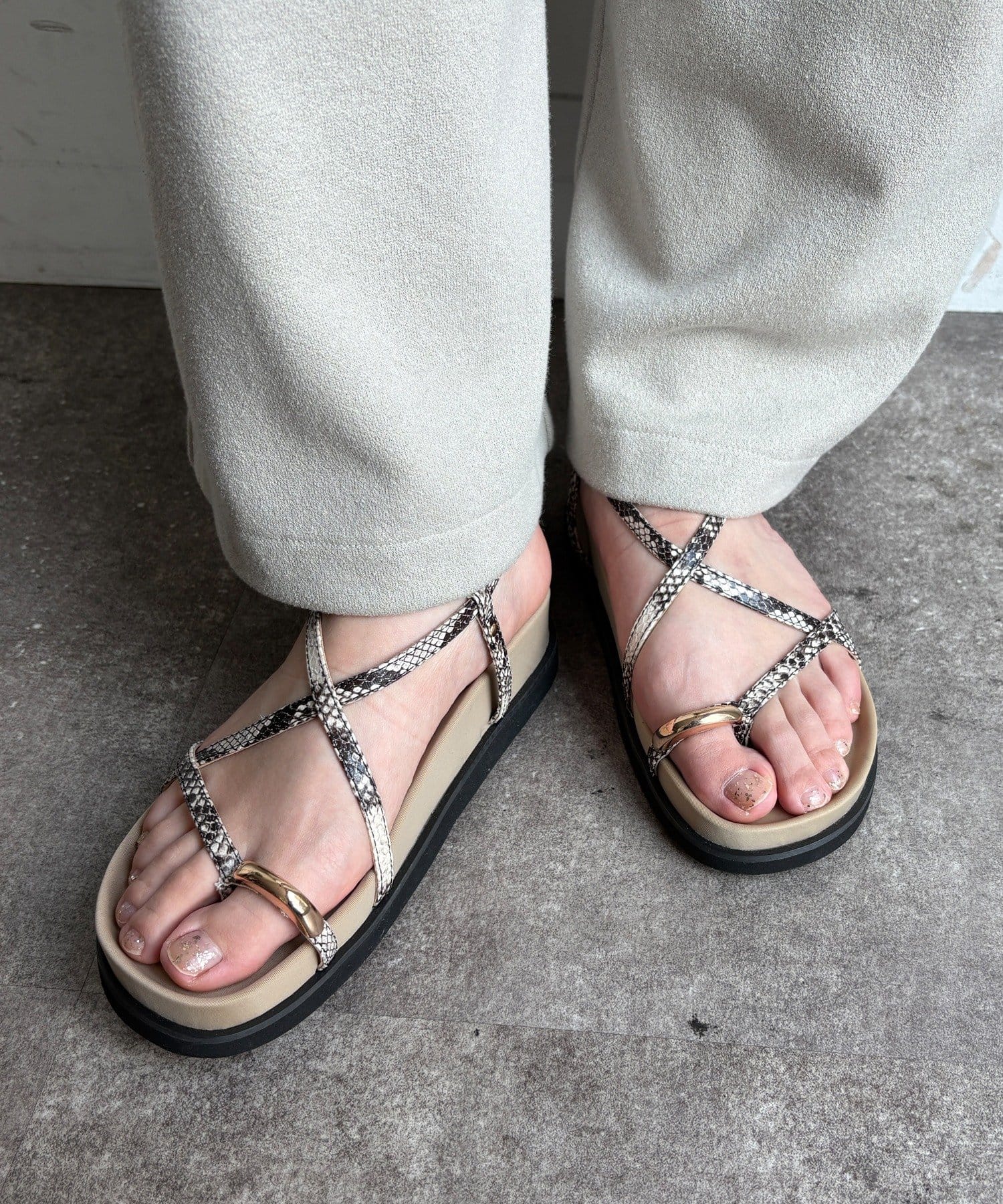 DOUDOU(ドゥドゥ) 【WEB限定】GOLDトングフラットクロスサンダル