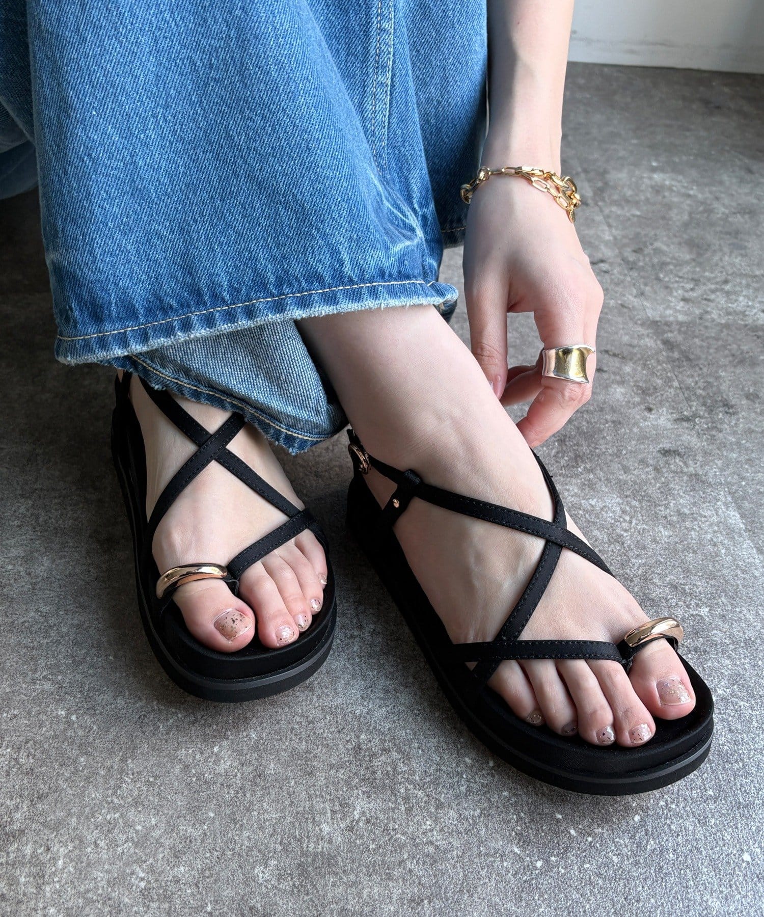 DOUDOU(ドゥドゥ) 【WEB限定】GOLDトングフラットクロスサンダル